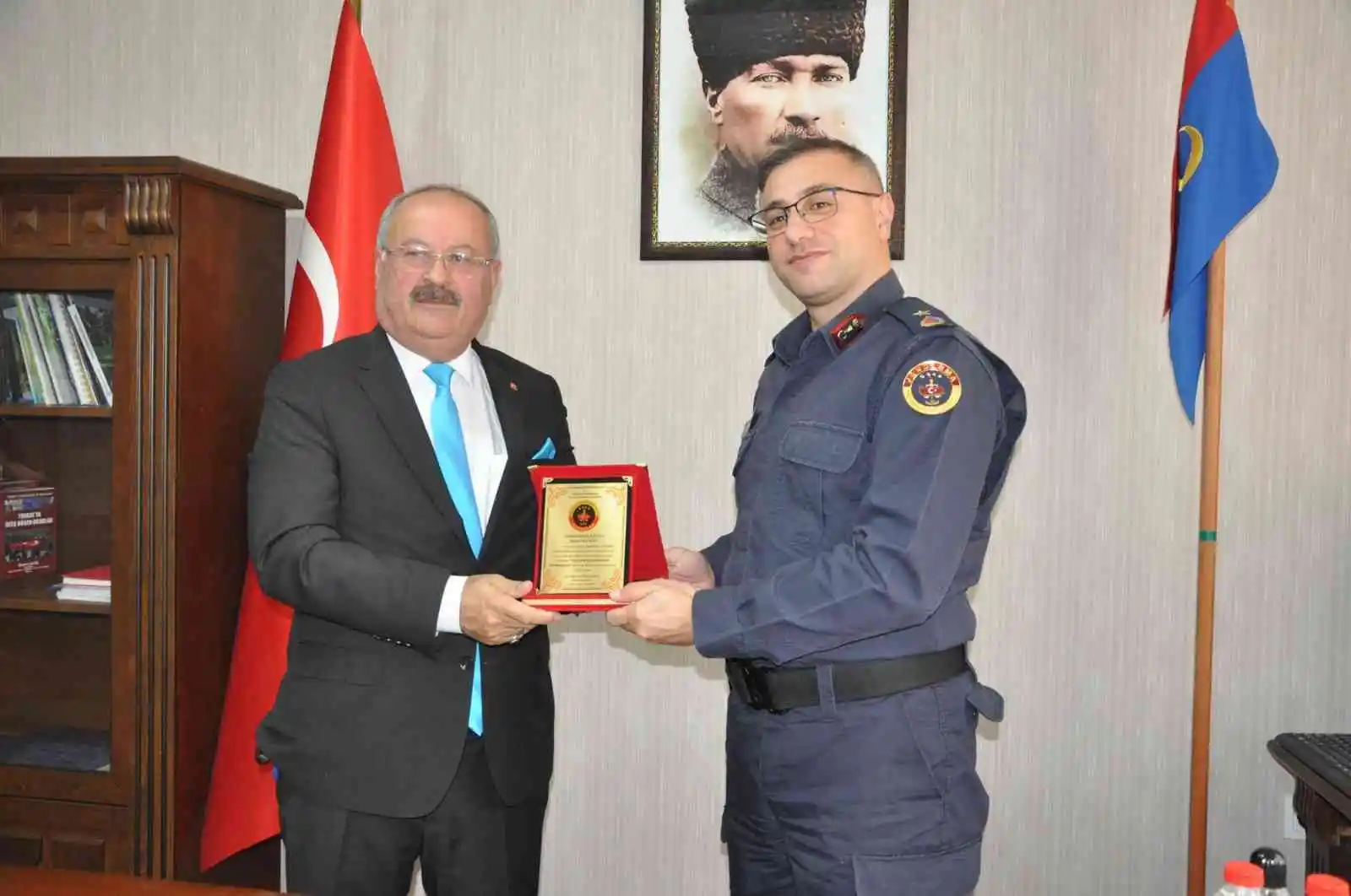Kamera taktıran muhtarlar plaketle ödüllendirildi