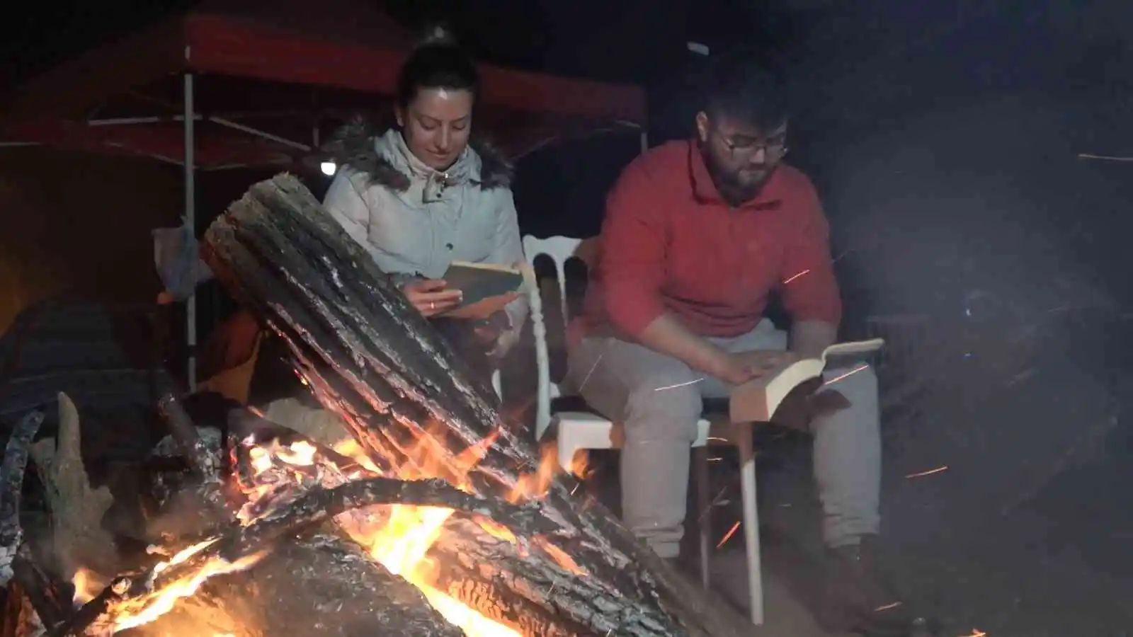 Kamp ateşinin etrafında kitap okuyup, arabalı sinemada film izlediler
