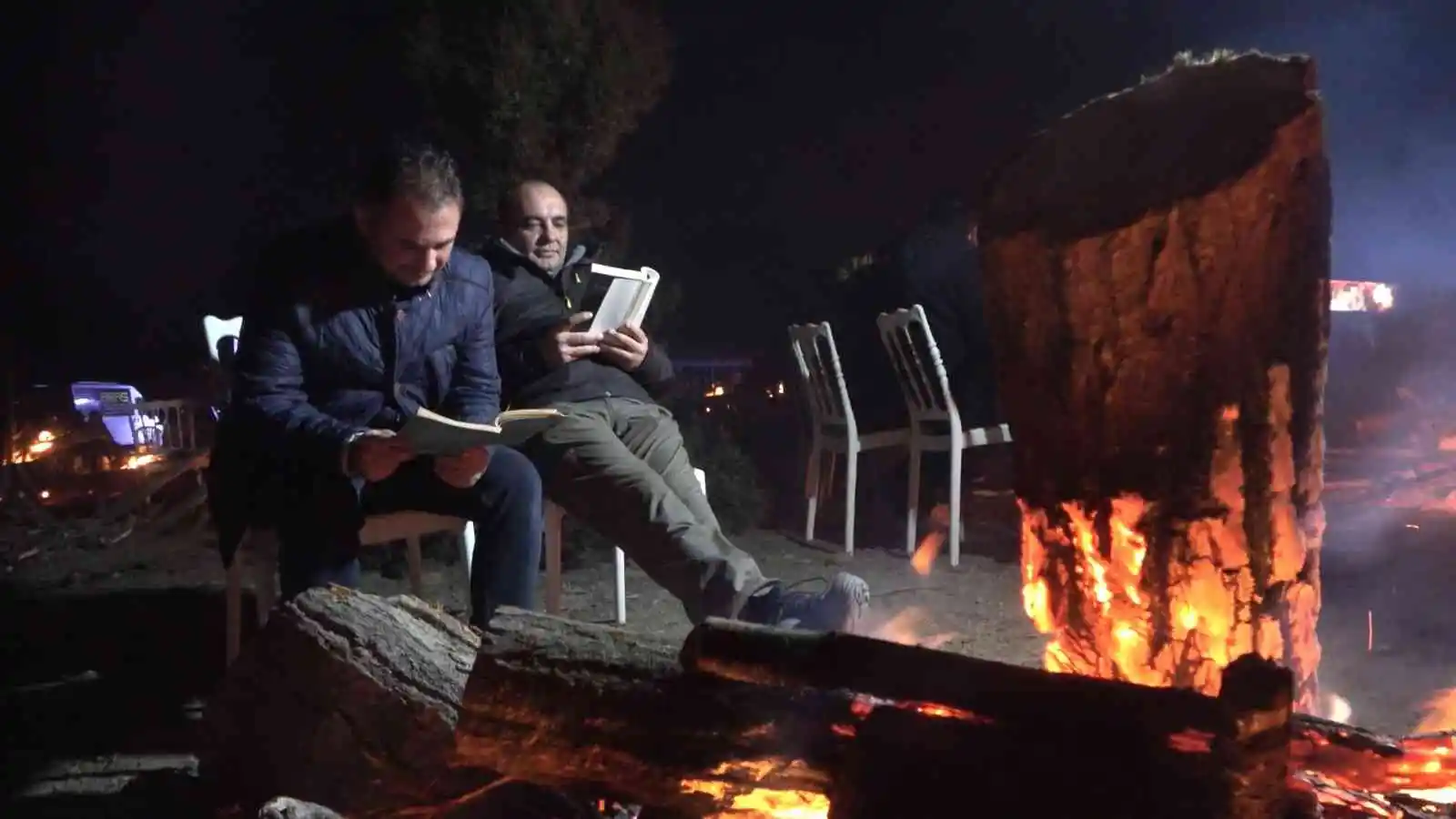 Kamp ateşinin etrafında kitap okuyup, arabalı sinemada film izlediler
