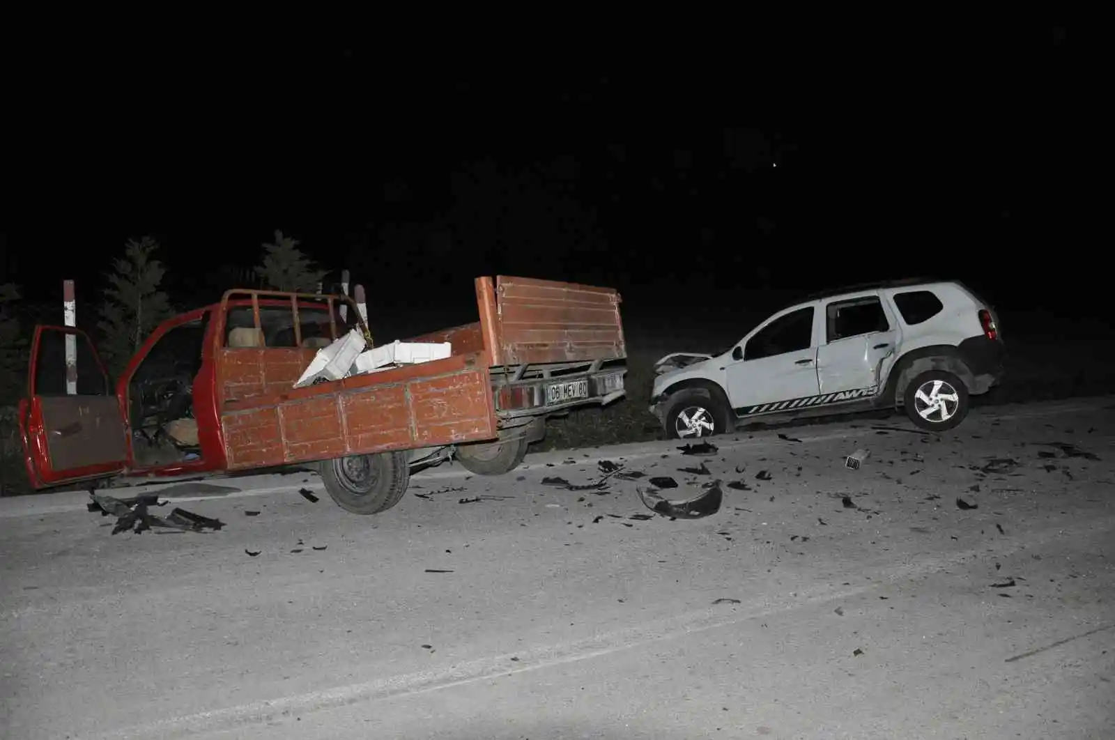 Kamyonet ile otomobil çarpıştı: 2 yaralı
