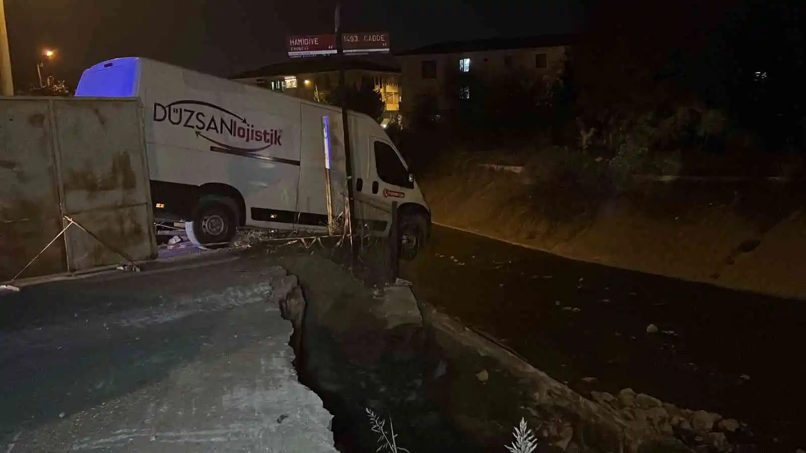 Kapalı köprüyü fark etmedi, yolda asılı kaldı
