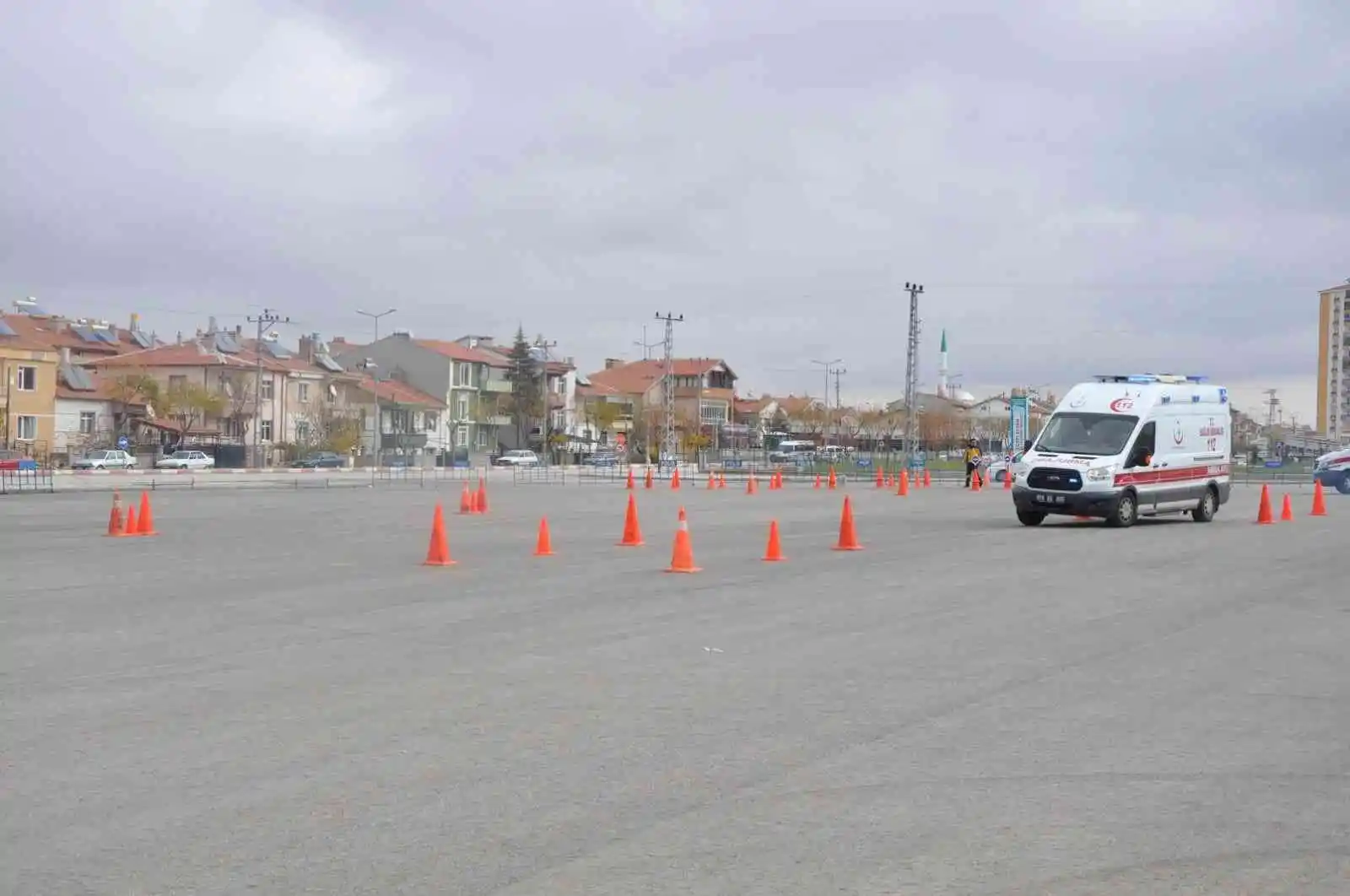 Karaman'da kadın sağlıkçılara ambulans sürüş eğitimi verildi