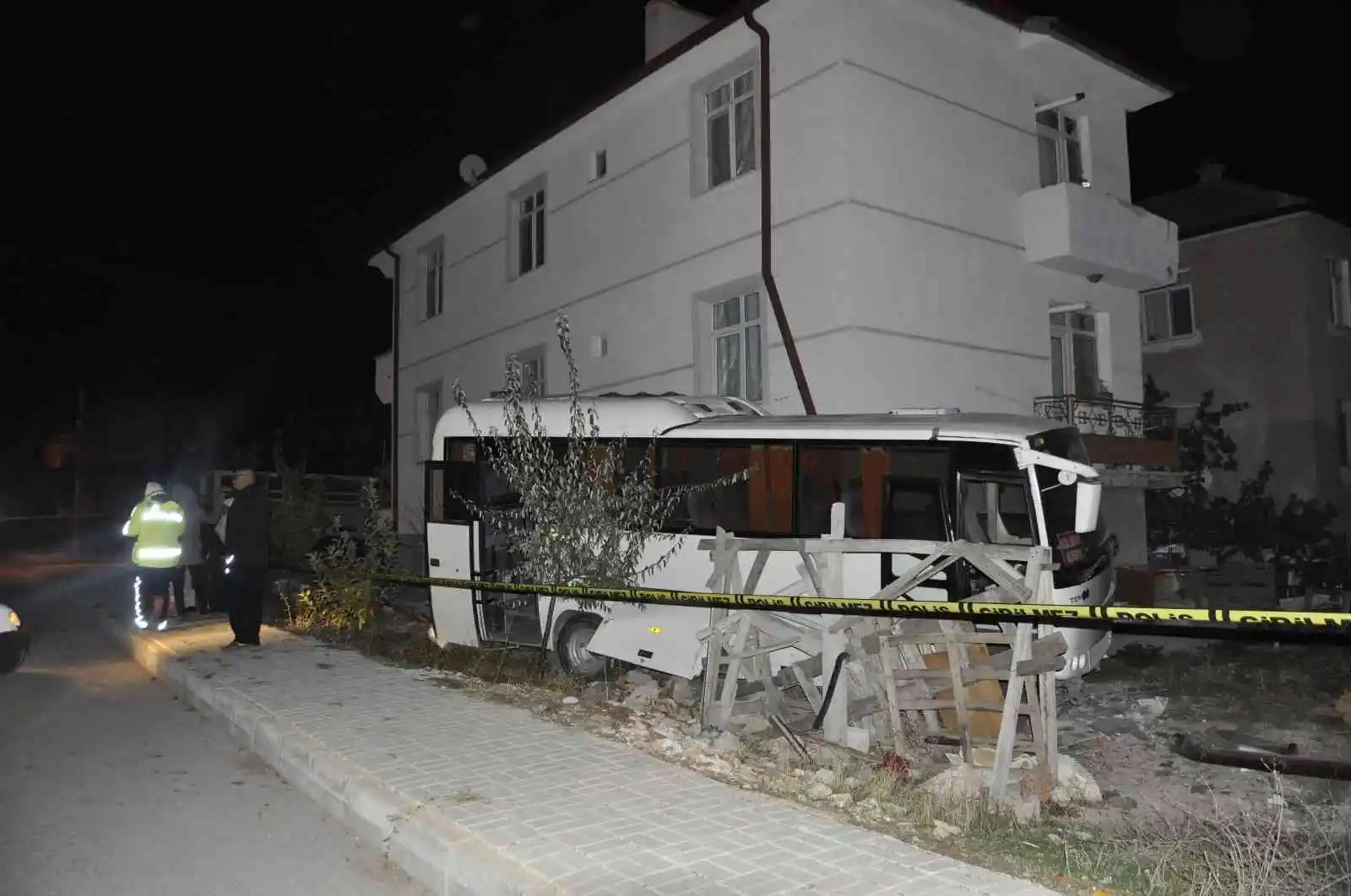 Karaman'da kamyonet ile çarpışan işçi midibüsü binaya çarparak durabildi: 12 yaralı
