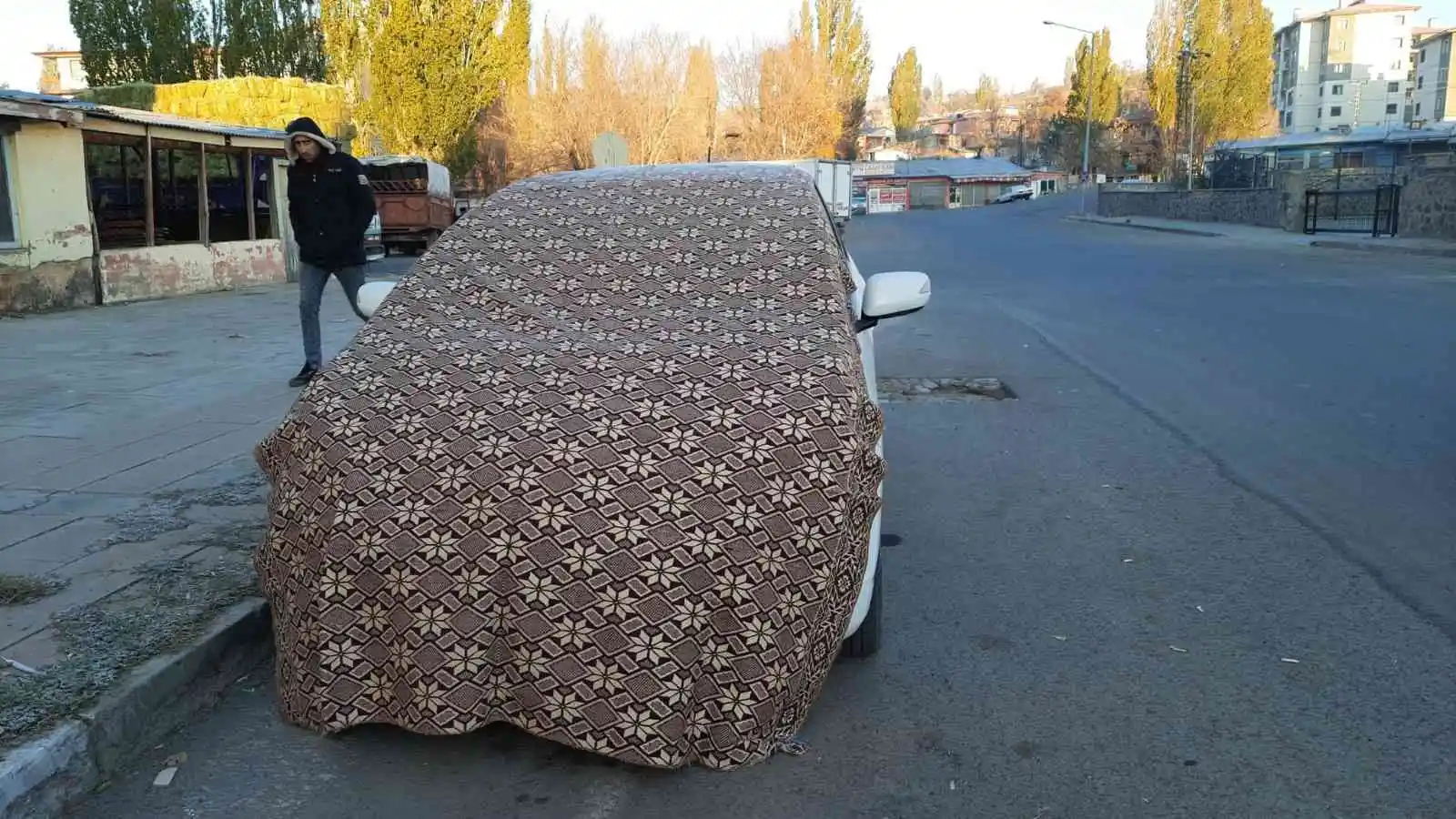 Kars eksi 9’u gördü, araçların camları dondu