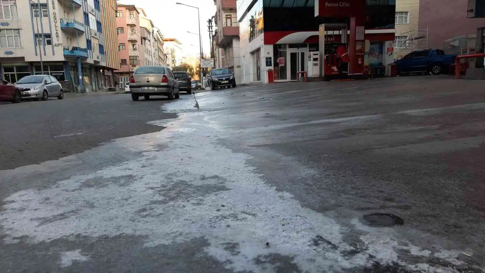Kars eksi 9’u gördü, araçların camları dondu