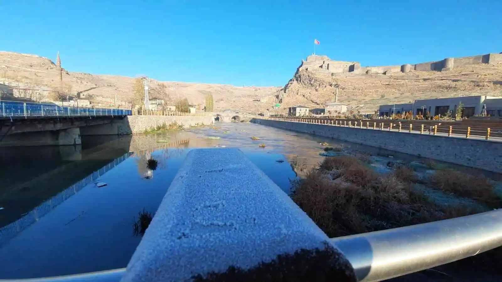 Kars eksi 9’u gördü, araçların camları dondu