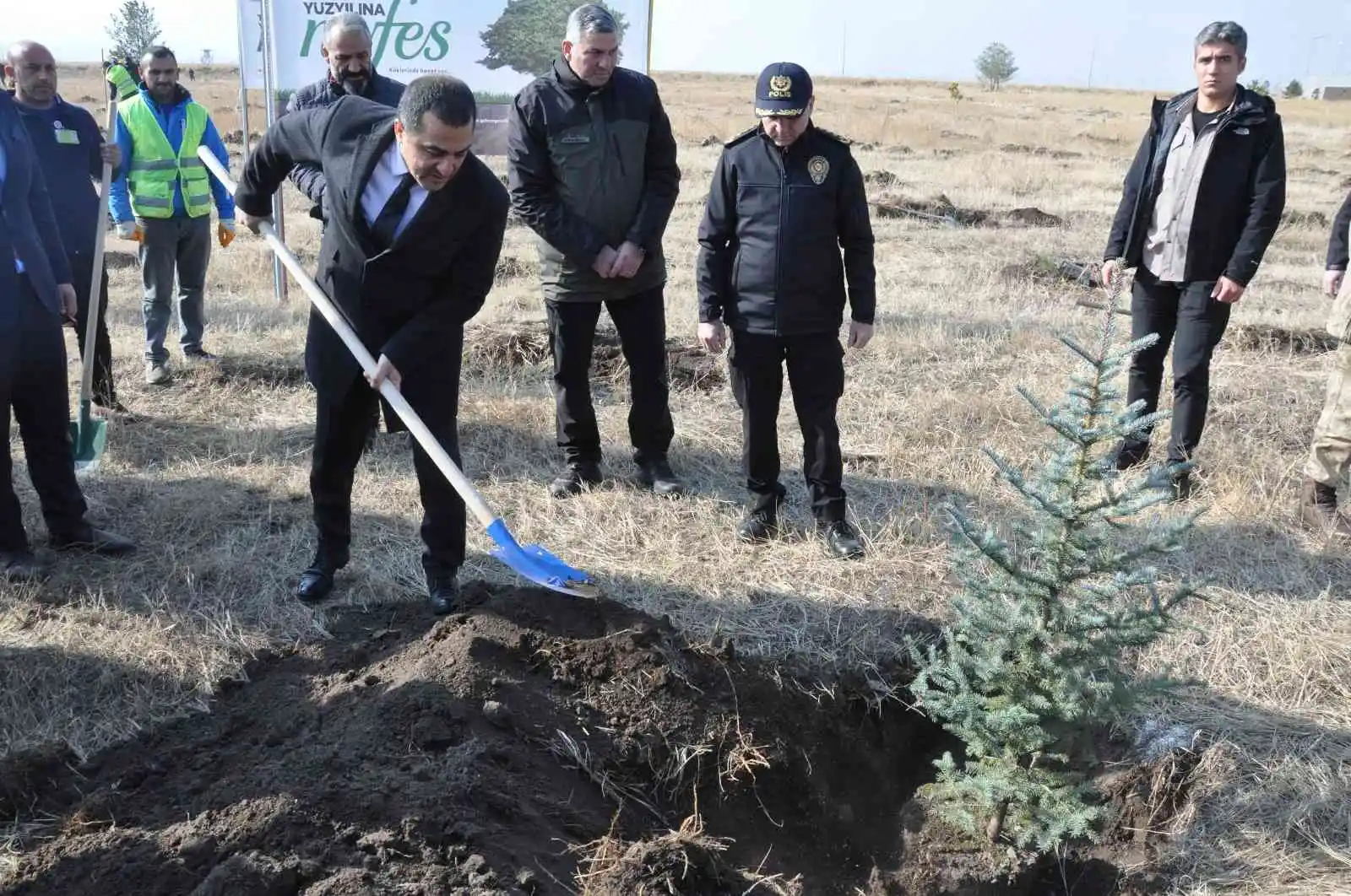 Kars'ta fidanlar toprakla buluştu