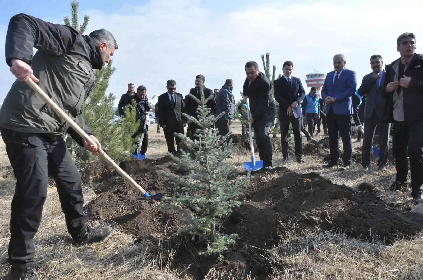 Kars’ta fidanlar toprakla buluştu