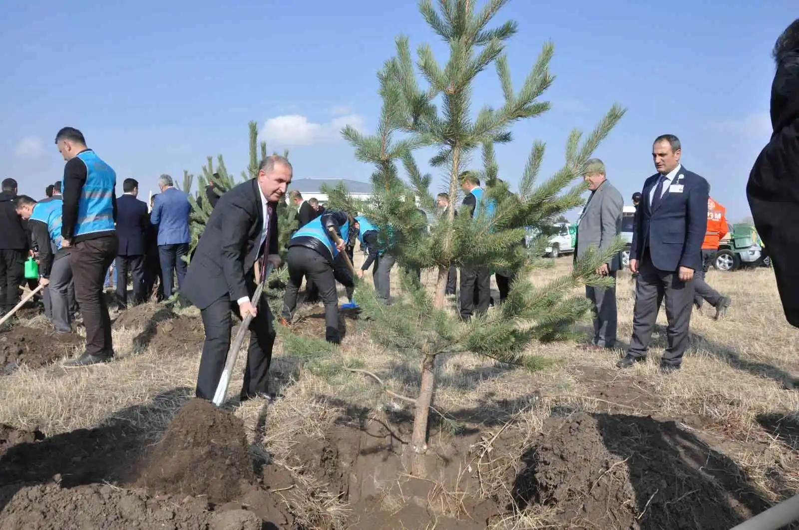 Kars’ta fidanlar toprakla buluştu