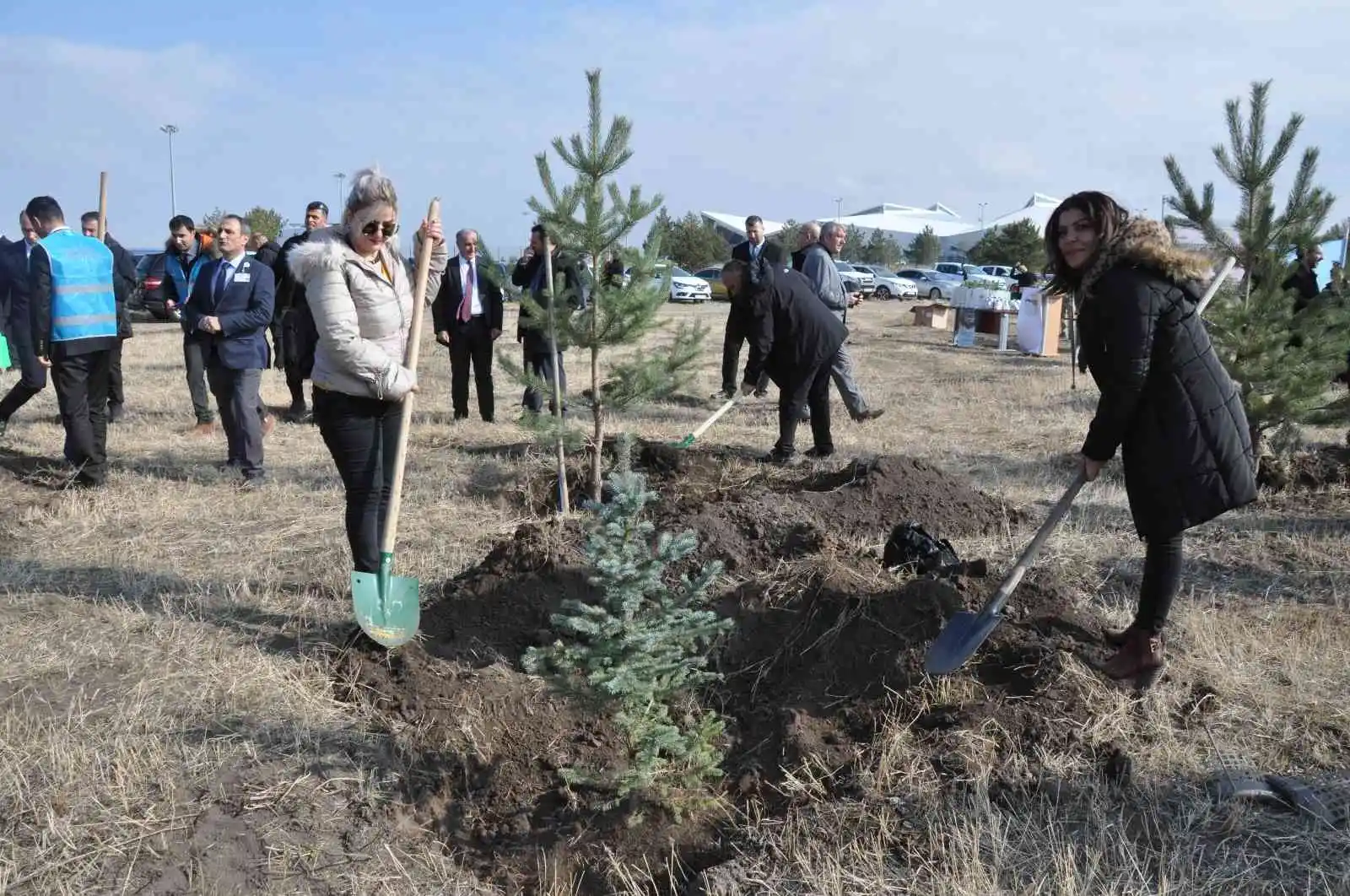 Kars’ta fidanlar toprakla buluştu