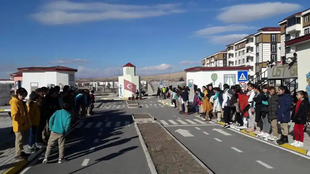 Kars'ta öğrencilere uygulamalı trafik eğitimi verildi
