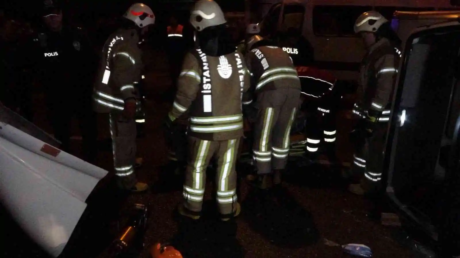 Kartal’da kamyonet servis minibüsüyle çarpıştı: 1 ölü, 2 yaralı