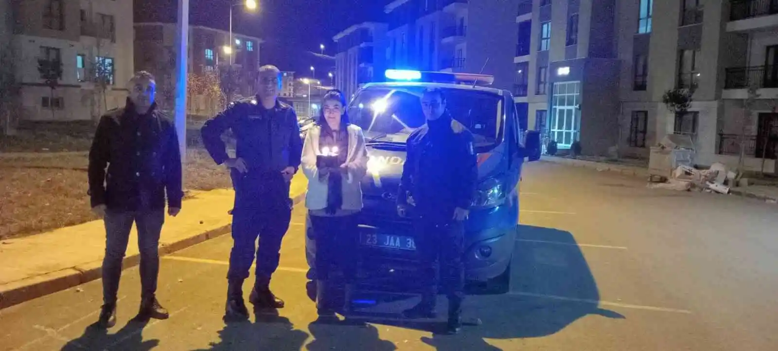 Kavga ihbarına giden jandarmaya pastalı kutlama