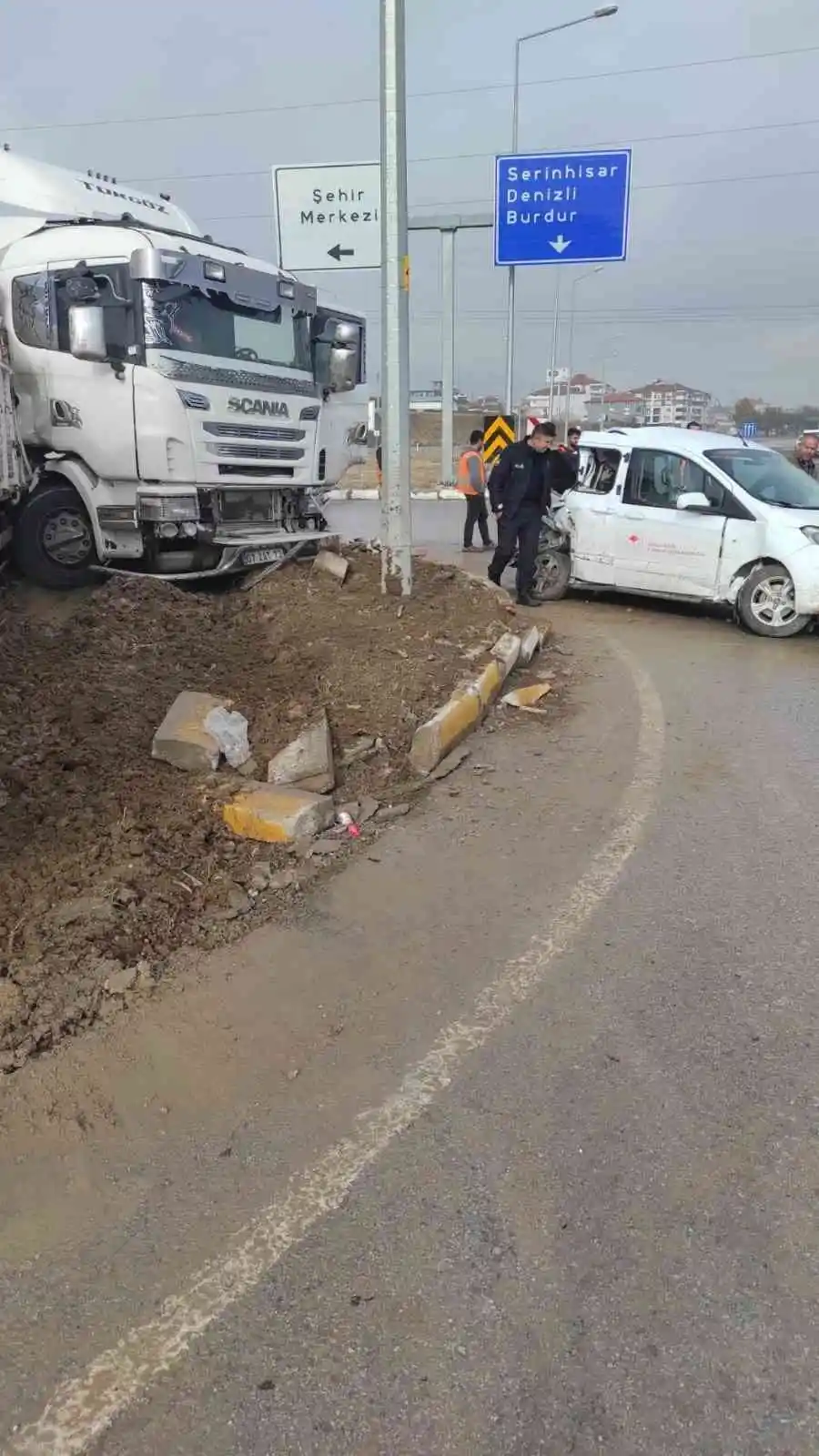 Kavşakta hafif ticari araçla çarpışan tır orta refüje çıktı