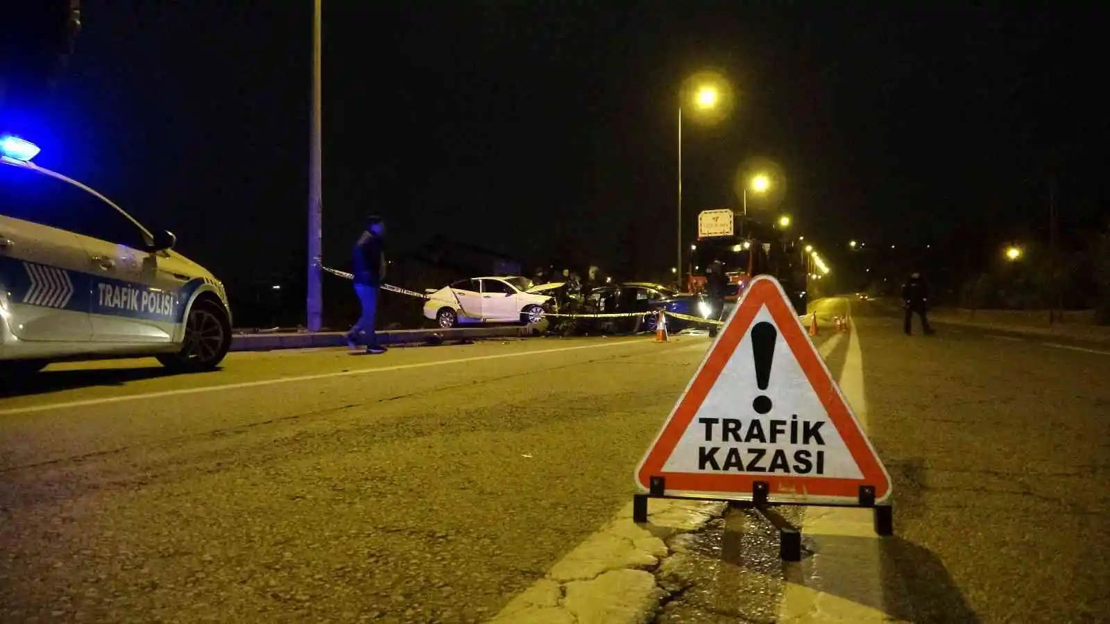 Kayseri’de iki otomobil kafa kafaya çarpıştı: 2 ölü, 6 yaralı
