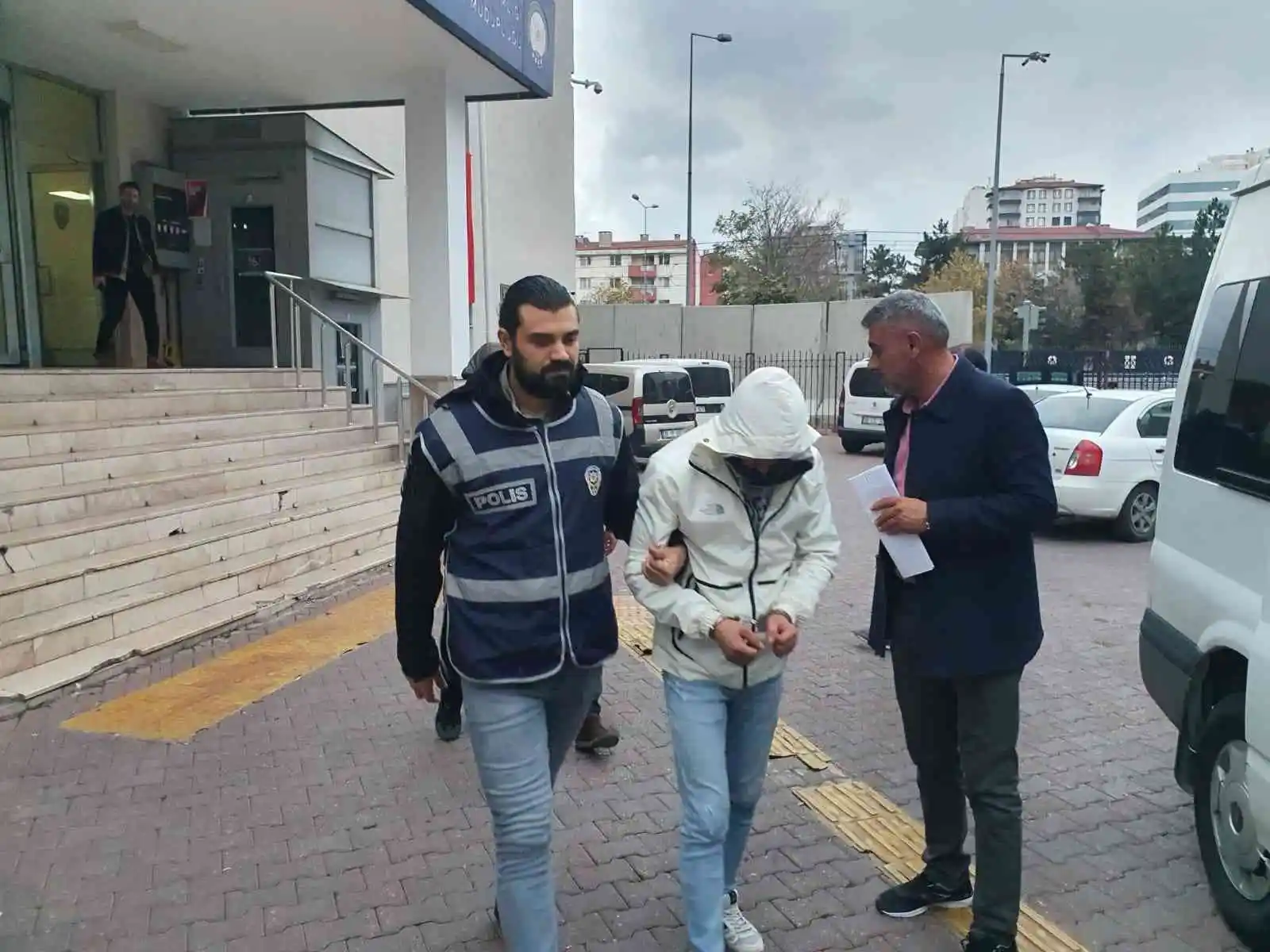 Kayseri polisi aranan şahıslara göz açtırmıyor: 15 gözaltı
