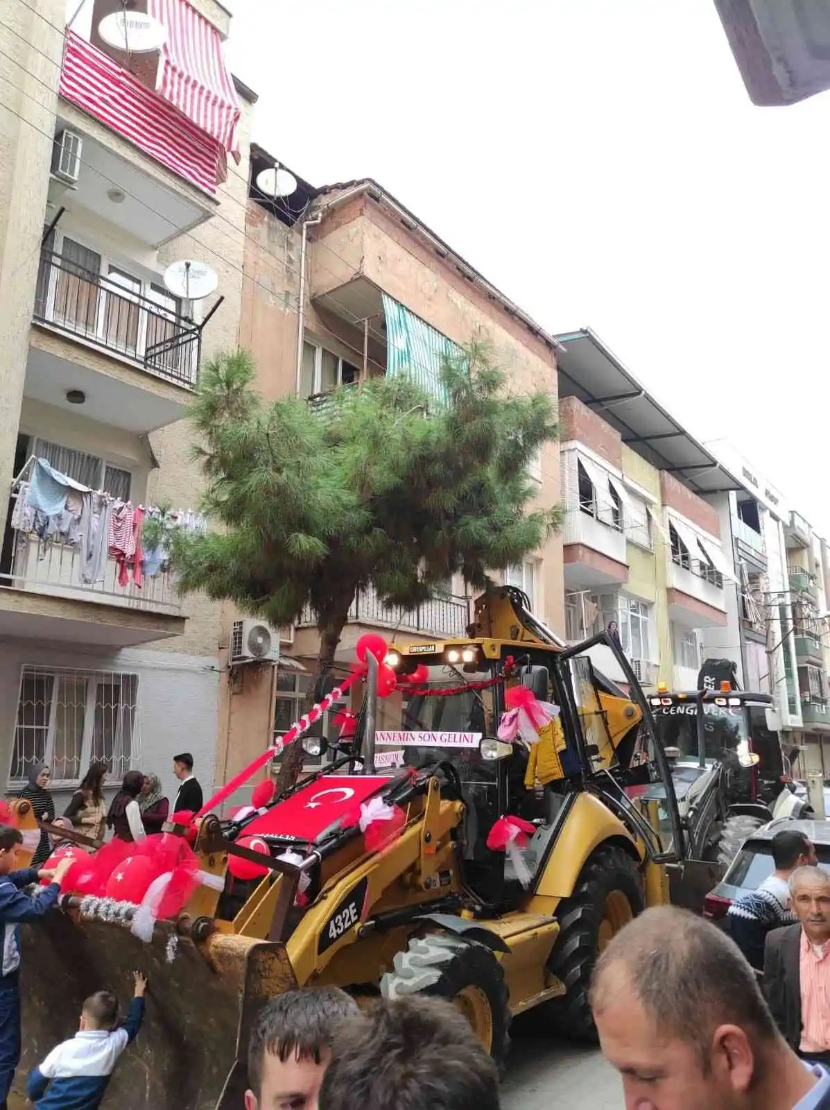 Kepçeyle gelin alma merasimi görenleri şaşırttı
