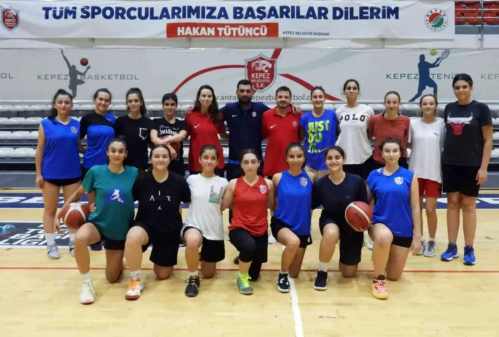 Kepez'in kız basketbol takımı şampiyonluğa yürüyor
