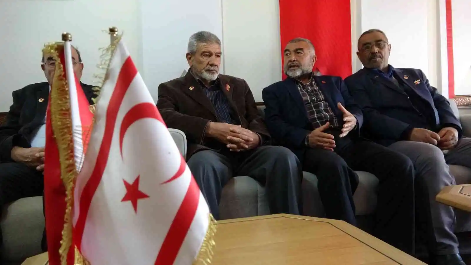 Kıbrıs gazisi harekatı gururlanarak anlattı: "70 yaşında olmamıza rağmen gözümüzü yummadan cepheye koşar gideriz"