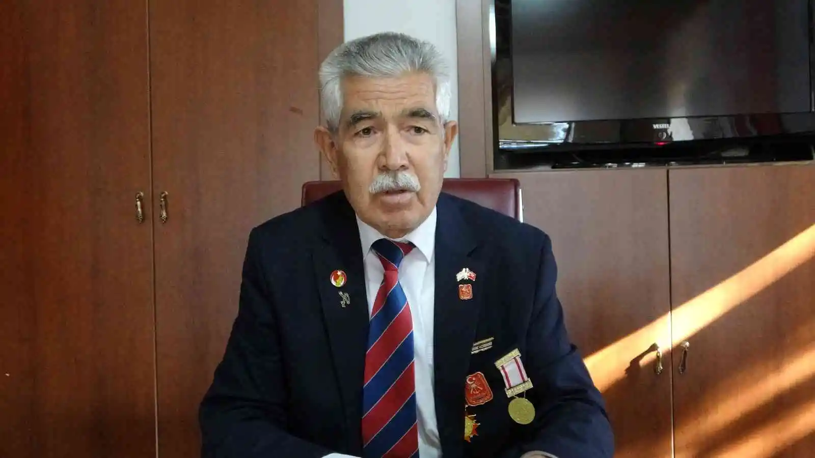 Kıbrıs gazisi harekatı gururlanarak anlattı: “70 yaşında olmamıza rağmen gözümüzü yummadan cepheye koşar gideriz”