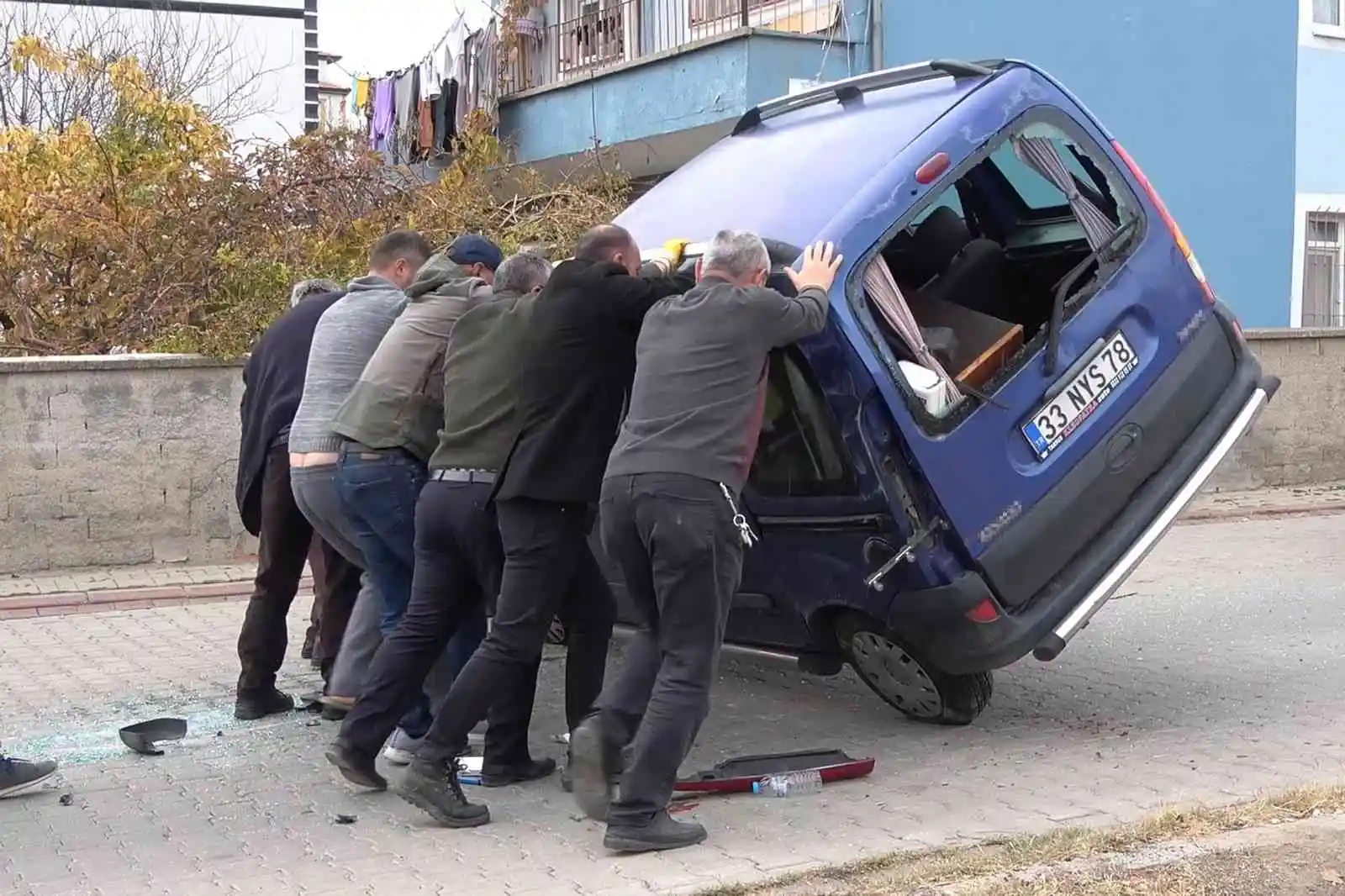Kırıkkale'de okul servisi ile otomobil çarpıştı: 5'i öğrenci 6 yaralı