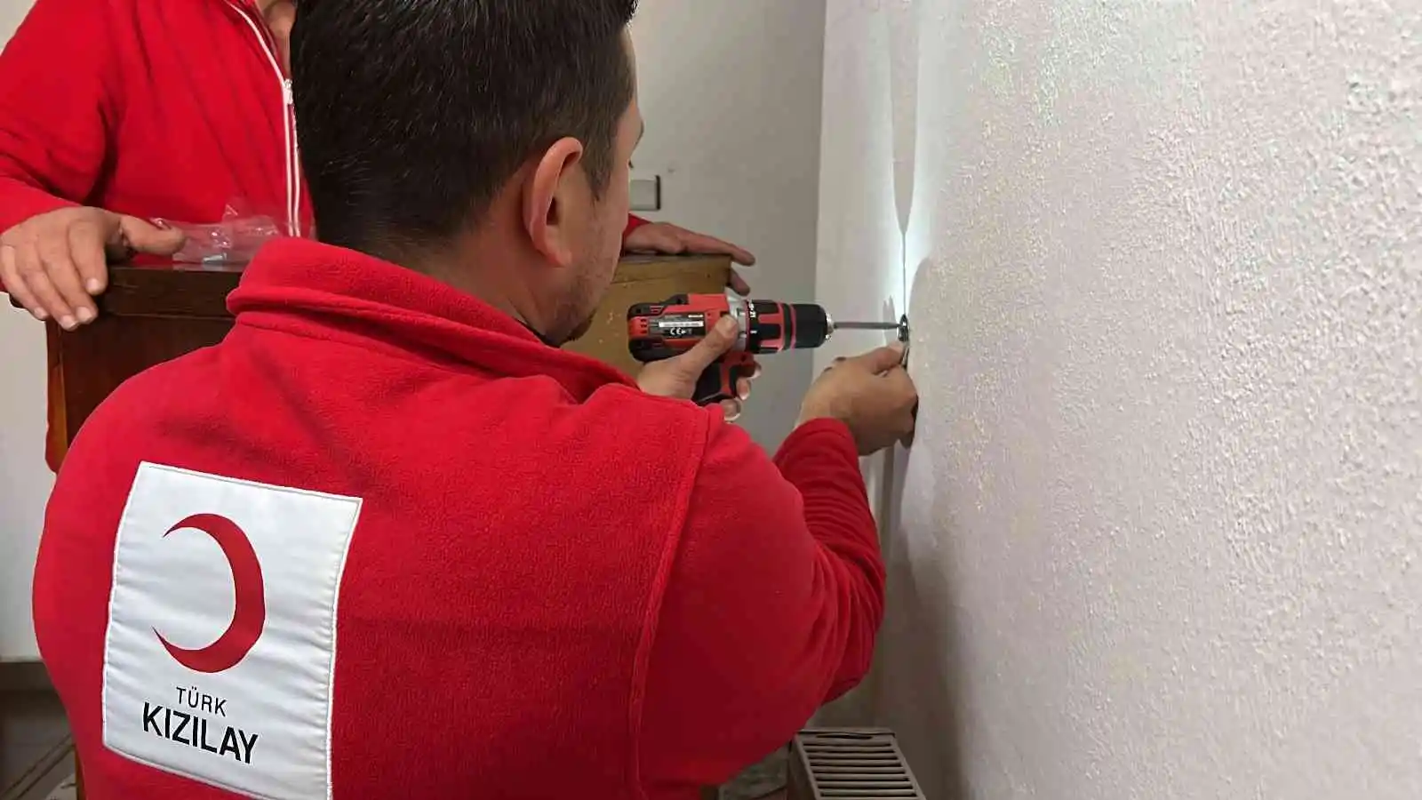 Kızılay evlerde eşya sabitledi