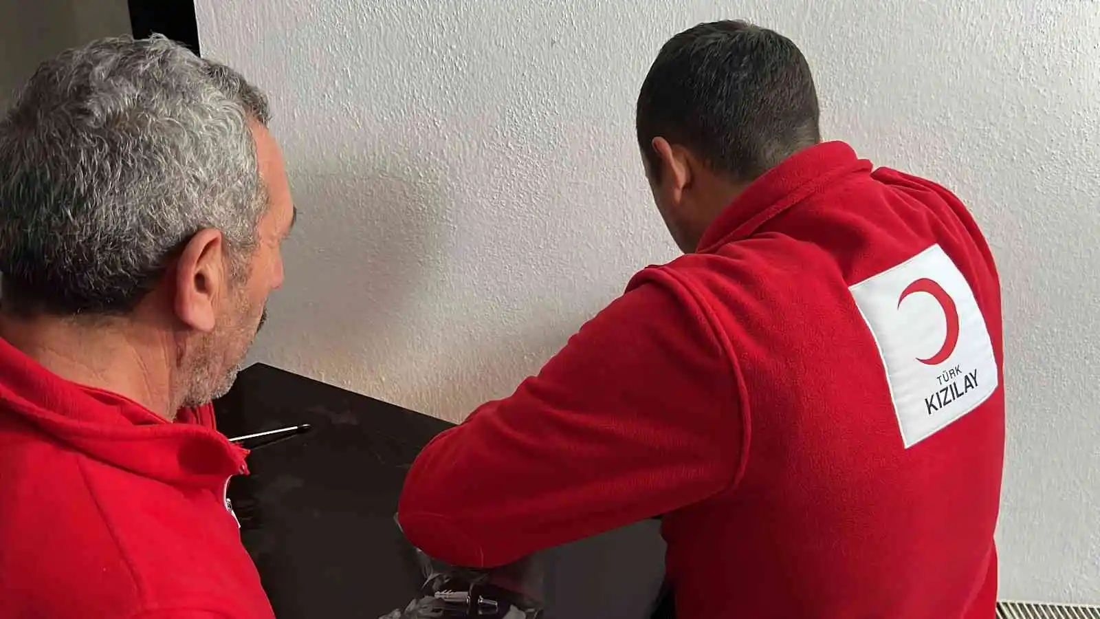 Kızılay evlerde eşya sabitledi