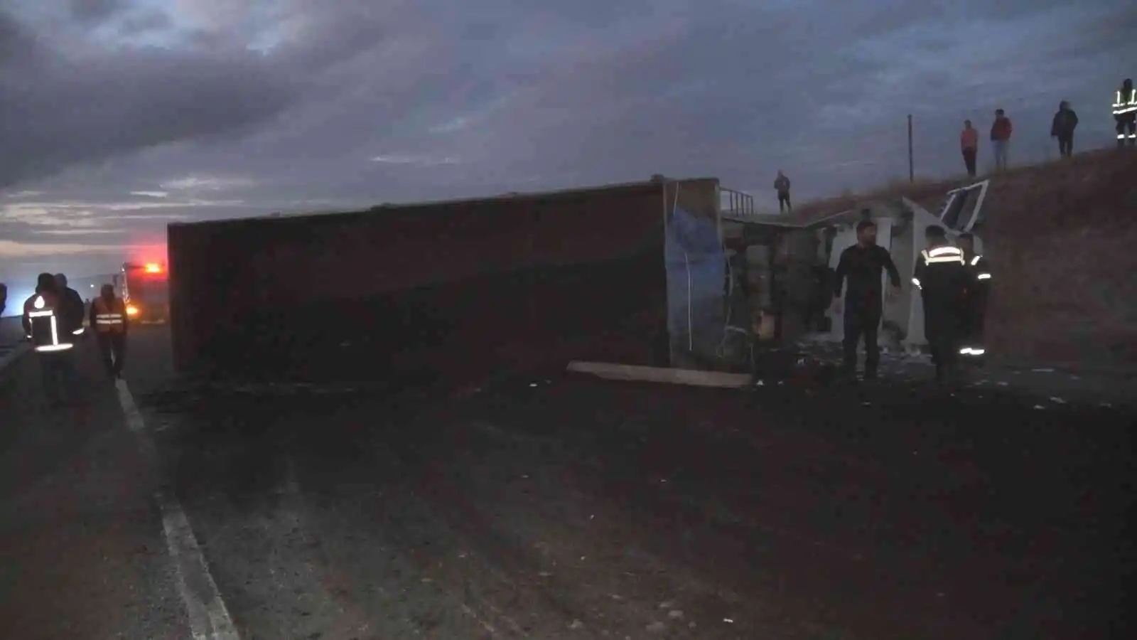 Kömür tozu yüklü tır devrildi: Kilometrelerce araç kuyruğu oluştu