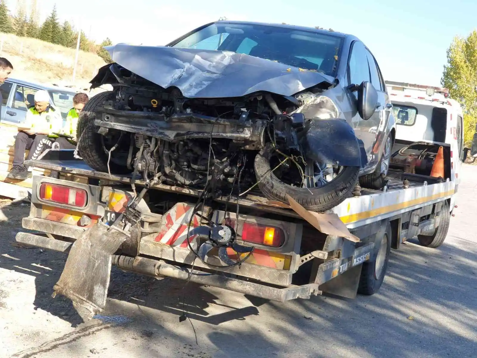Kontrolden çıkan otomobil ağaca çarptı: 2 yaralı