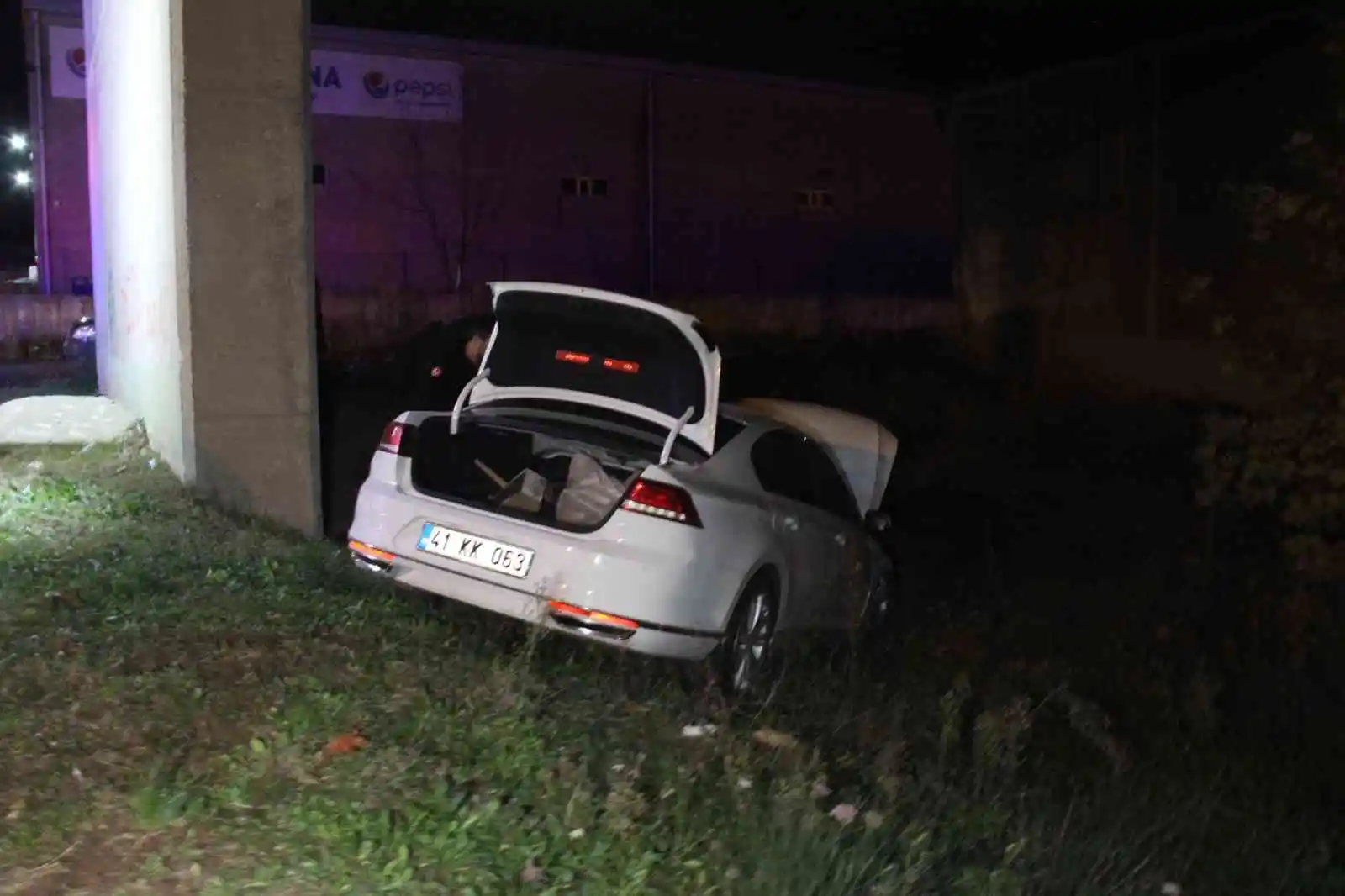 Kontrolden çıkan otomobil boş araziye daldı: 1 yaralı