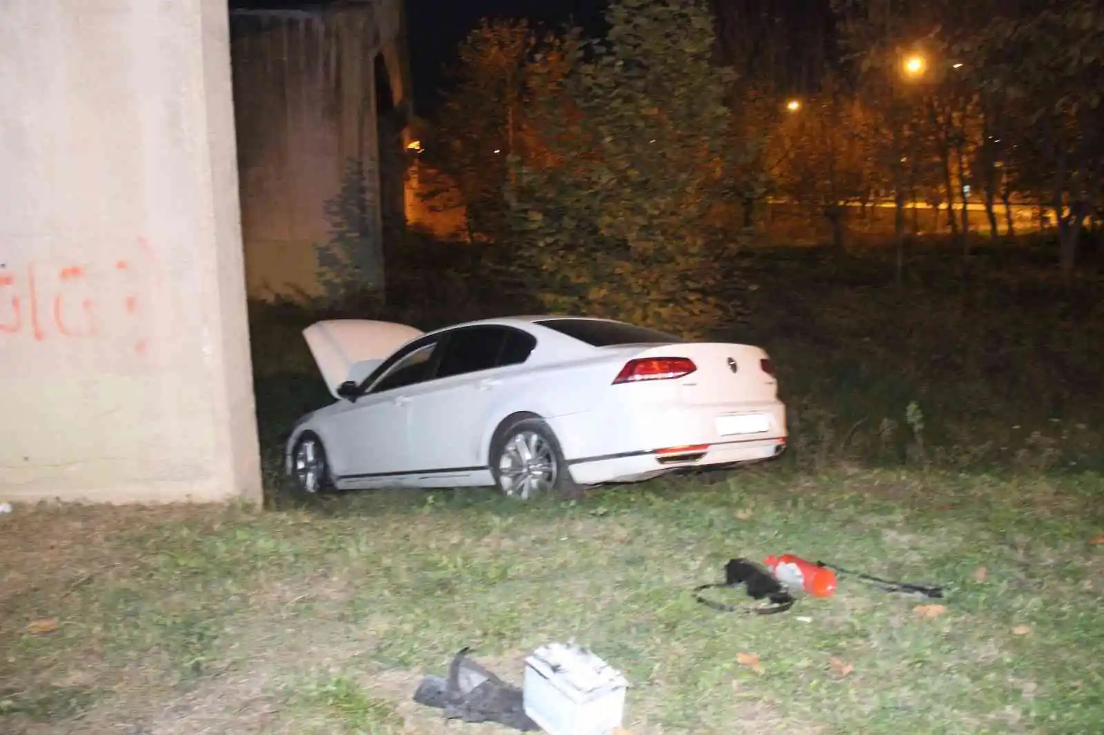 Kontrolden çıkan otomobil boş araziye daldı: 1 yaralı