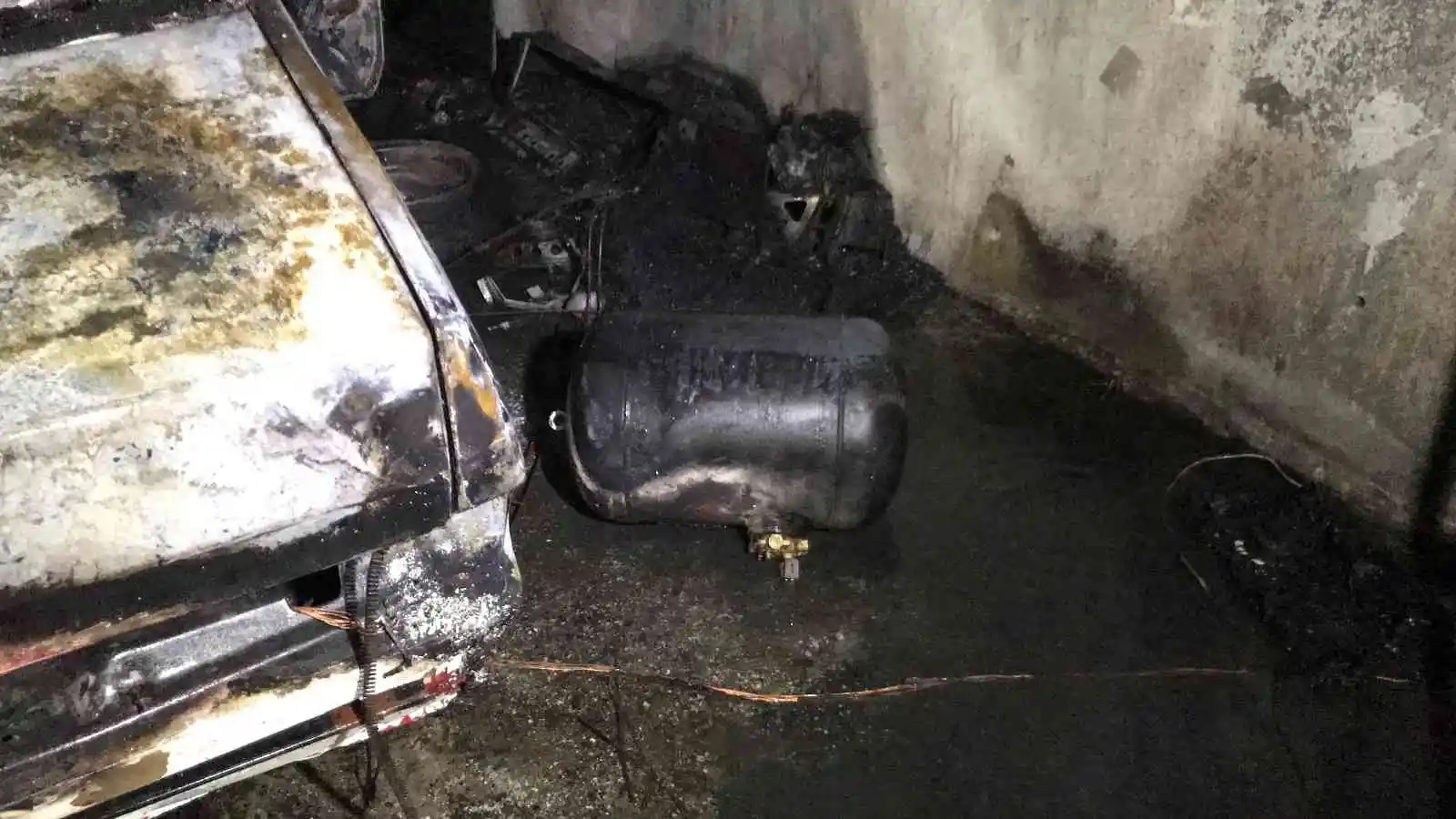 Konya’da patlayan LPG tankının iş yeri kapısını yerinden söktüğü anlar kameraya yansıdı