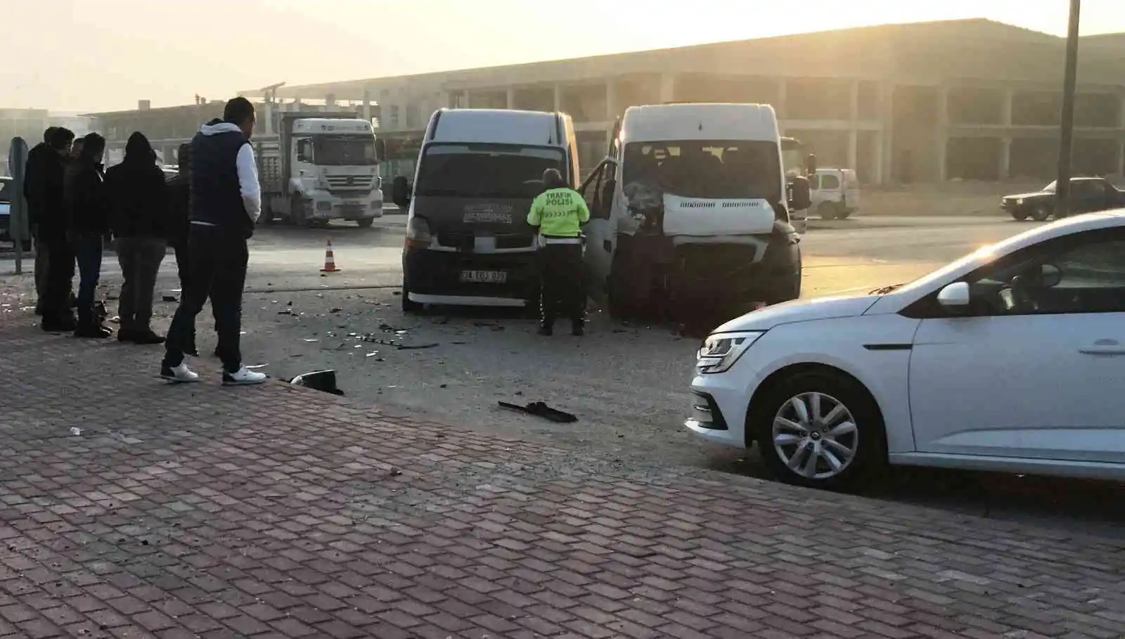 Konya'da servis minibüsleri ve otomobil çarpıştı: 14 yaralı