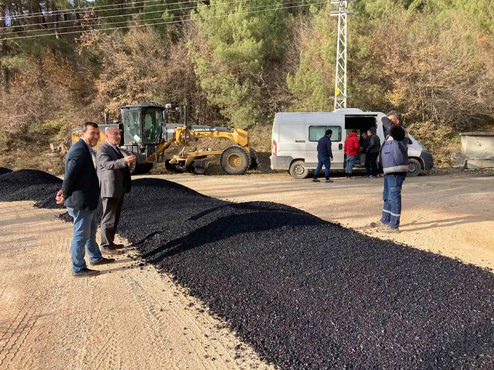 Köy yolları sıcak asfalt ile buluşuyor