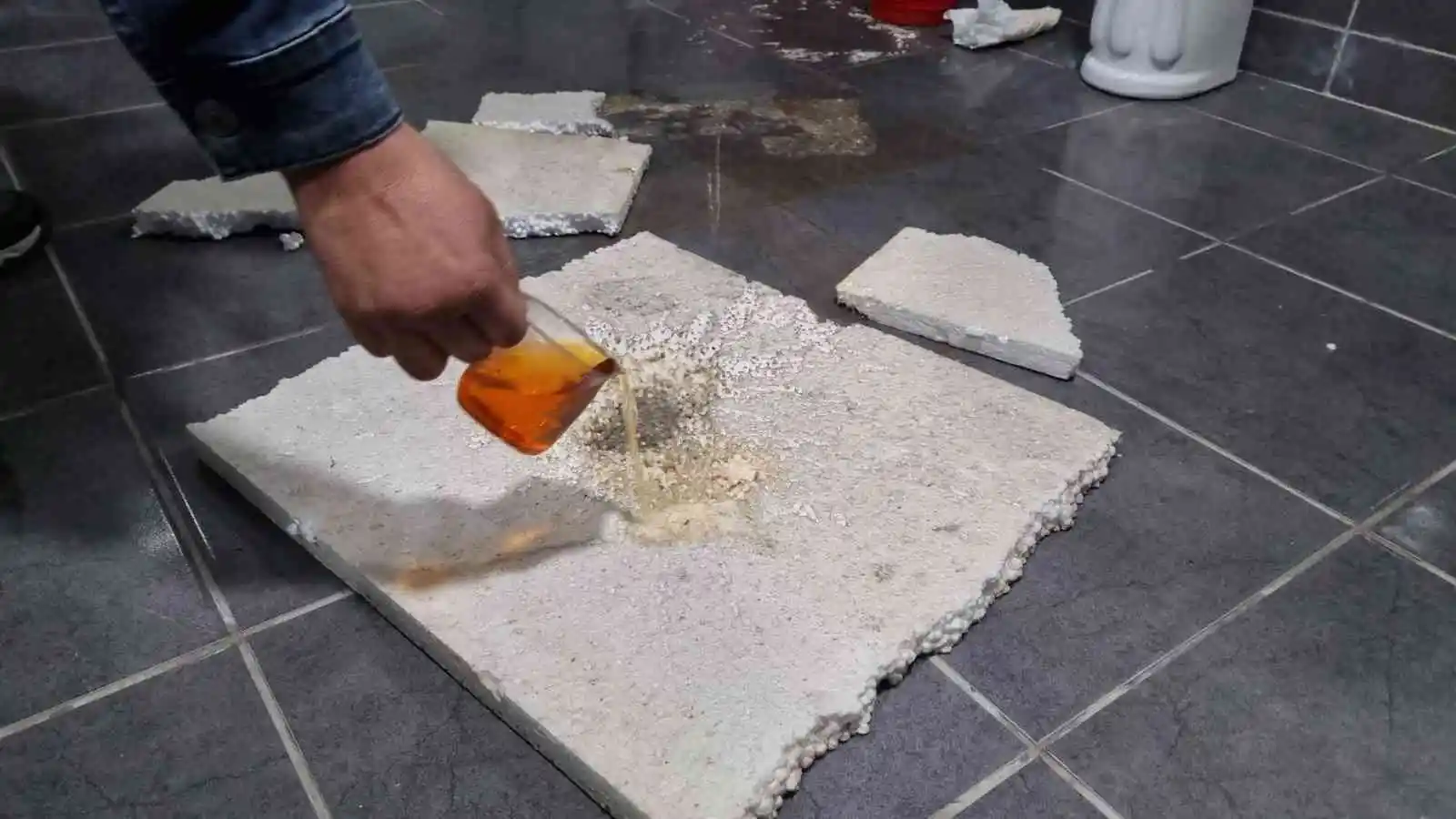 Kumar malzemelerini asitle eriterek yok etmişler