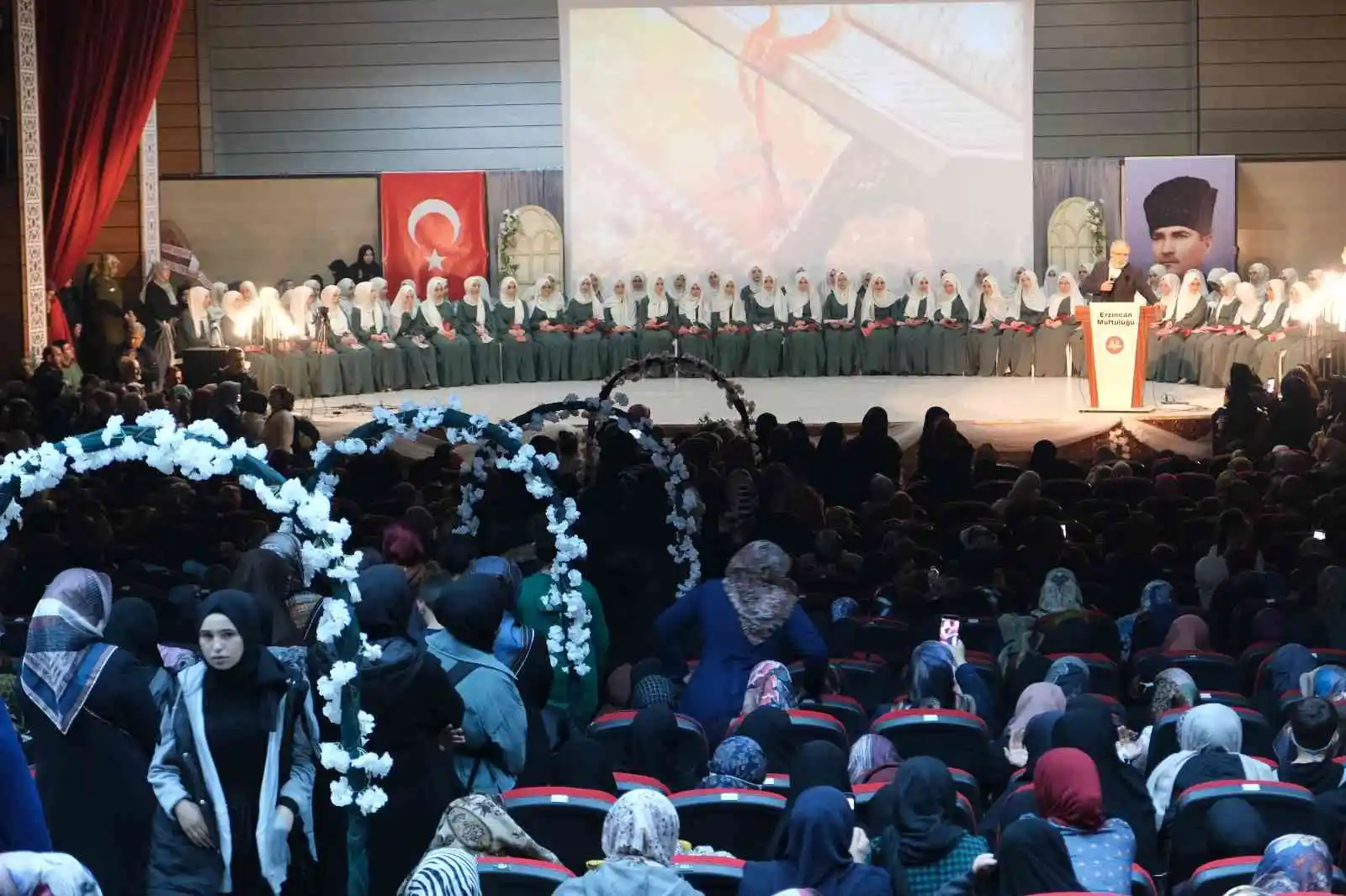 Kur'an'ı ezberleyen 84 kız öğrenci icazetlerini aldı
