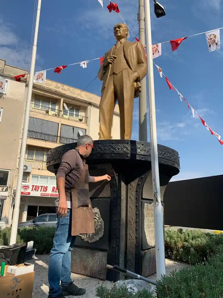 Kuşadası Belediyesi Atatürk büstlerini yeniliyor