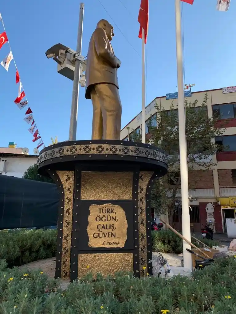Kuşadası Belediyesi Atatürk büstlerini yeniliyor