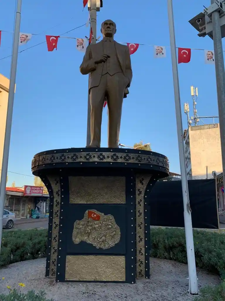 Kuşadası Belediyesi Atatürk büstlerini yeniliyor