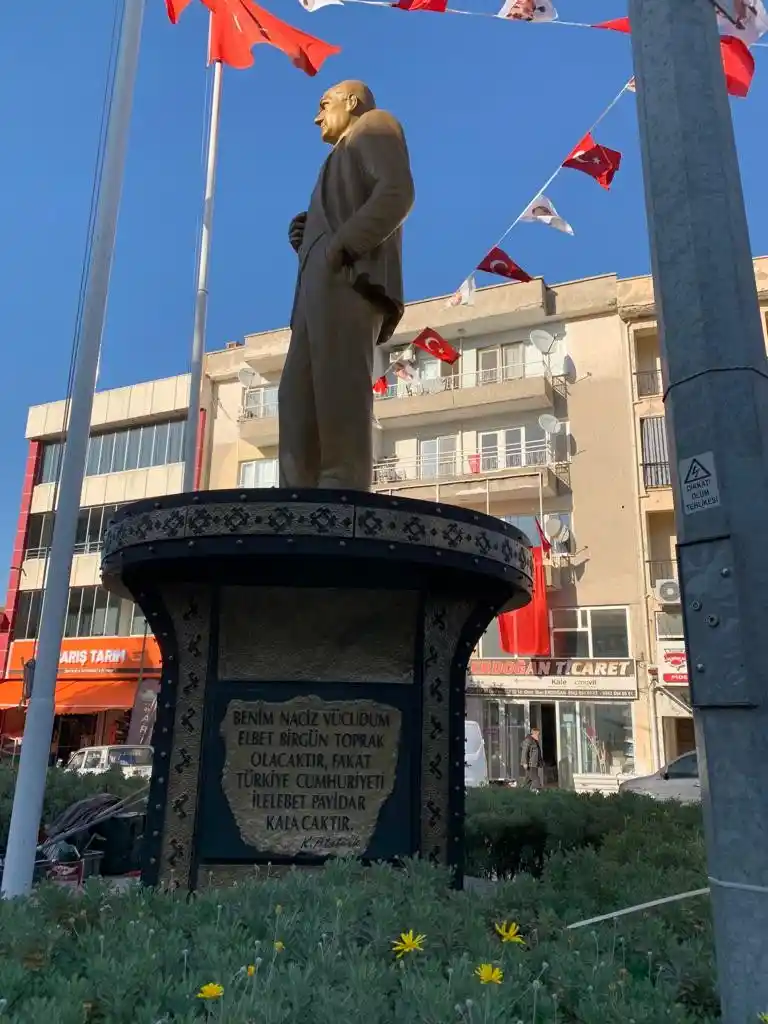 Kuşadası Belediyesi Atatürk büstlerini yeniliyor