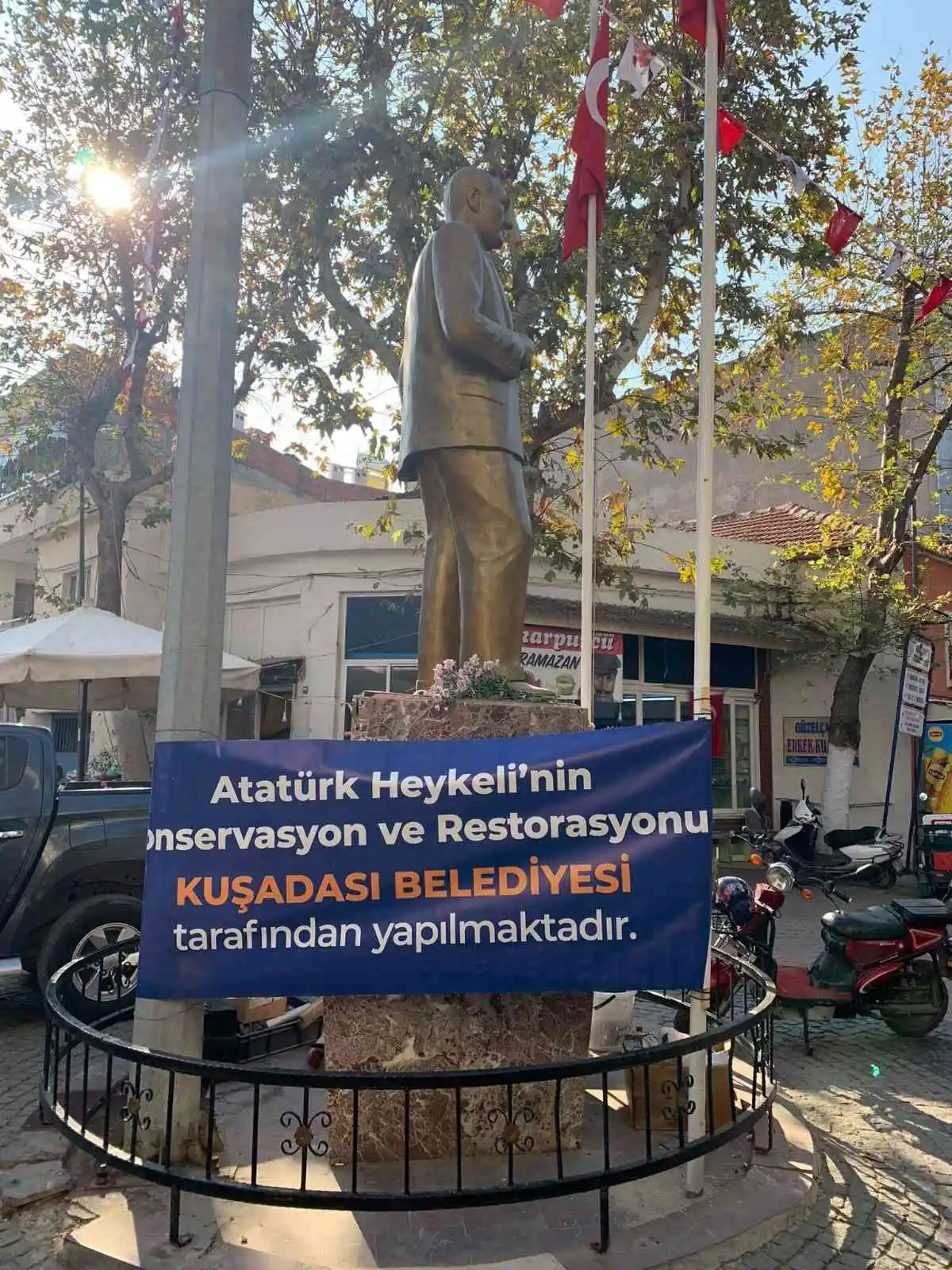 Kuşadası Belediyesi Atatürk büstlerini yeniliyor