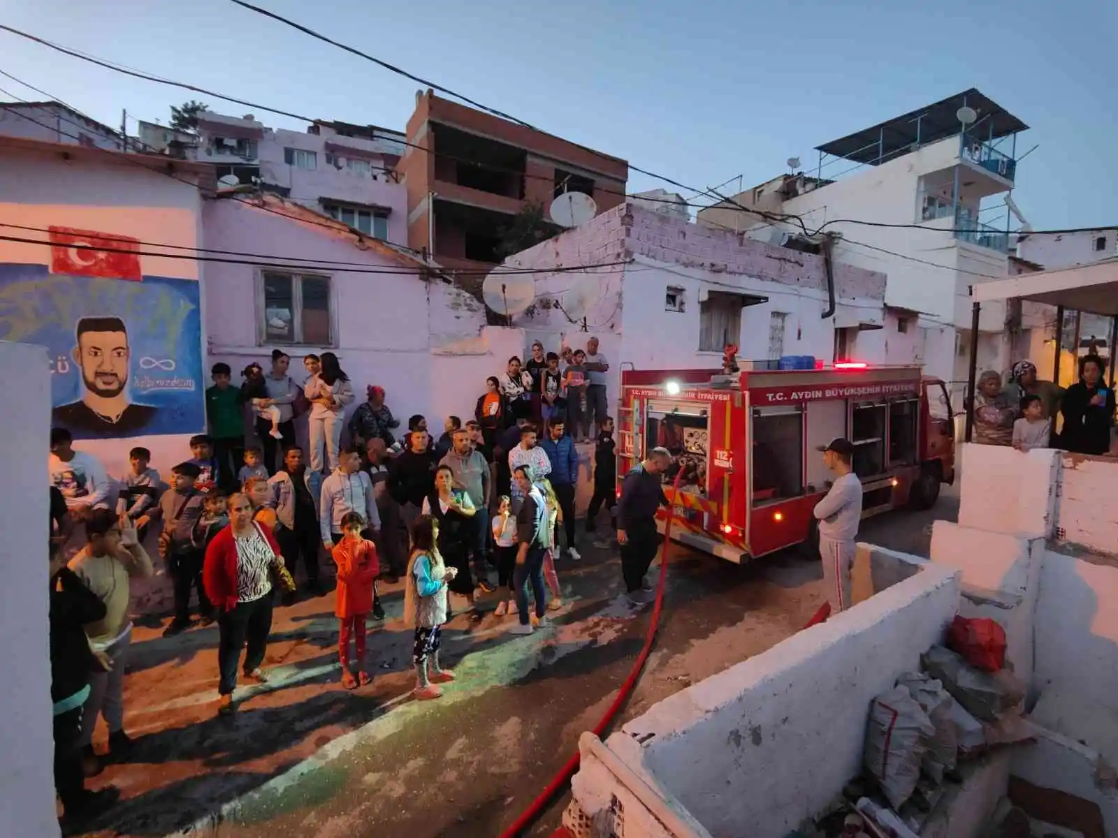 Kuşadası’nda çıkan yangında ev kullanılamaz hale geldi
