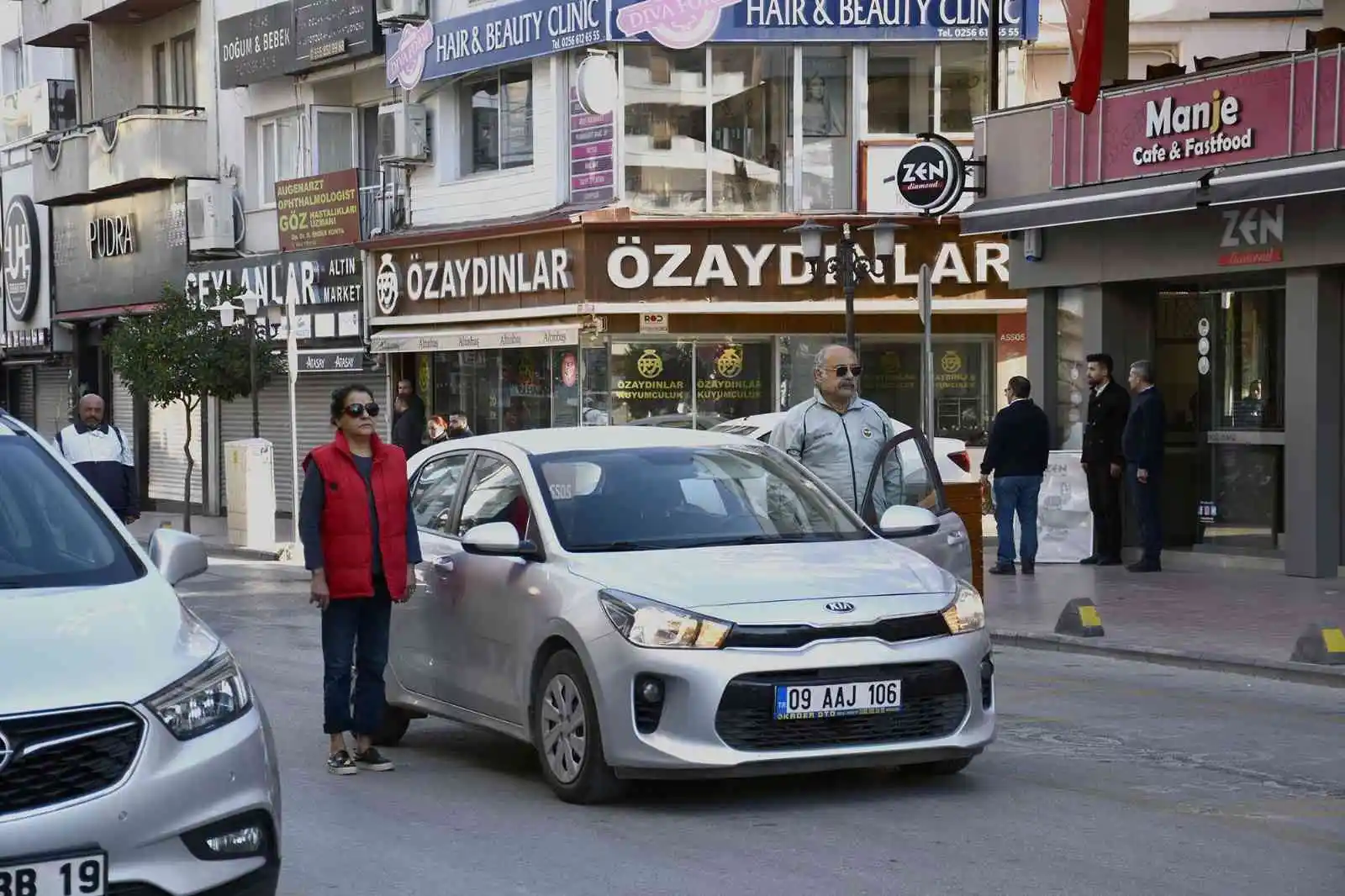 Kuşadası’nda hayat 1 dakikalığına durdu
