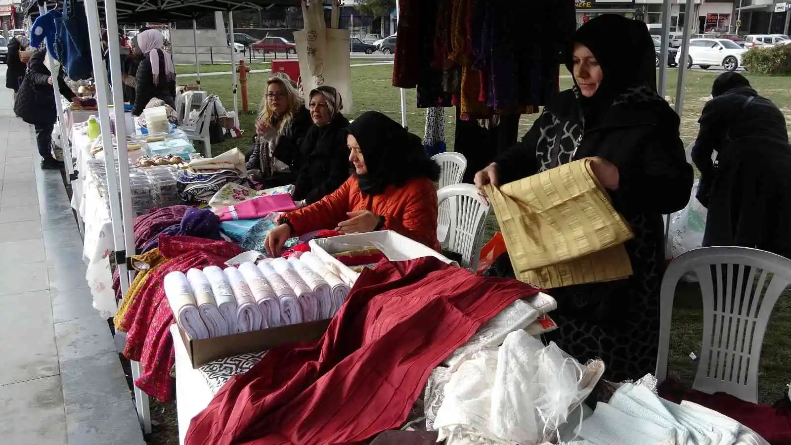 Kütahya’da üreten kadınlar stant açarak ürünlerini satışa sundu