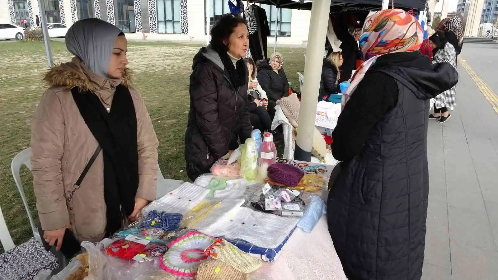 Kütahya’da üreten kadınlar stant açarak ürünlerini satışa sundu