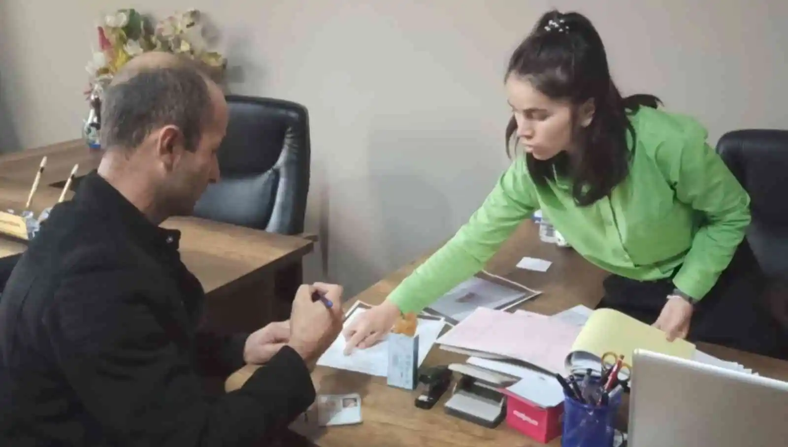 Kuzu otlatırken 16 milyon yıllık at dişi buldu
