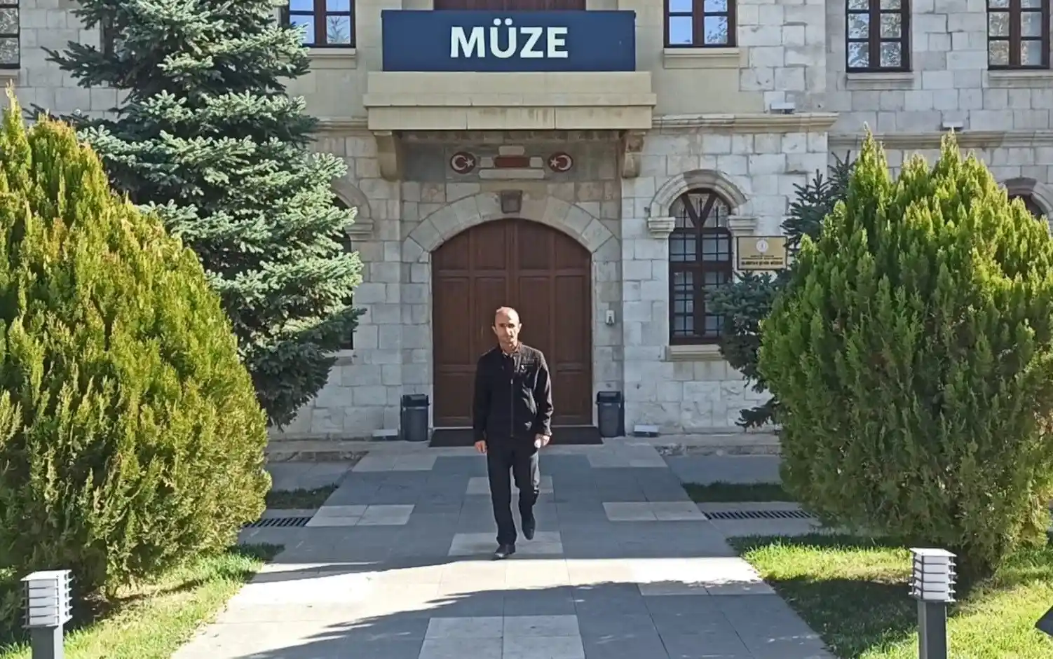 Kuzu otlatırken 16 milyon yıllık at dişi buldu
