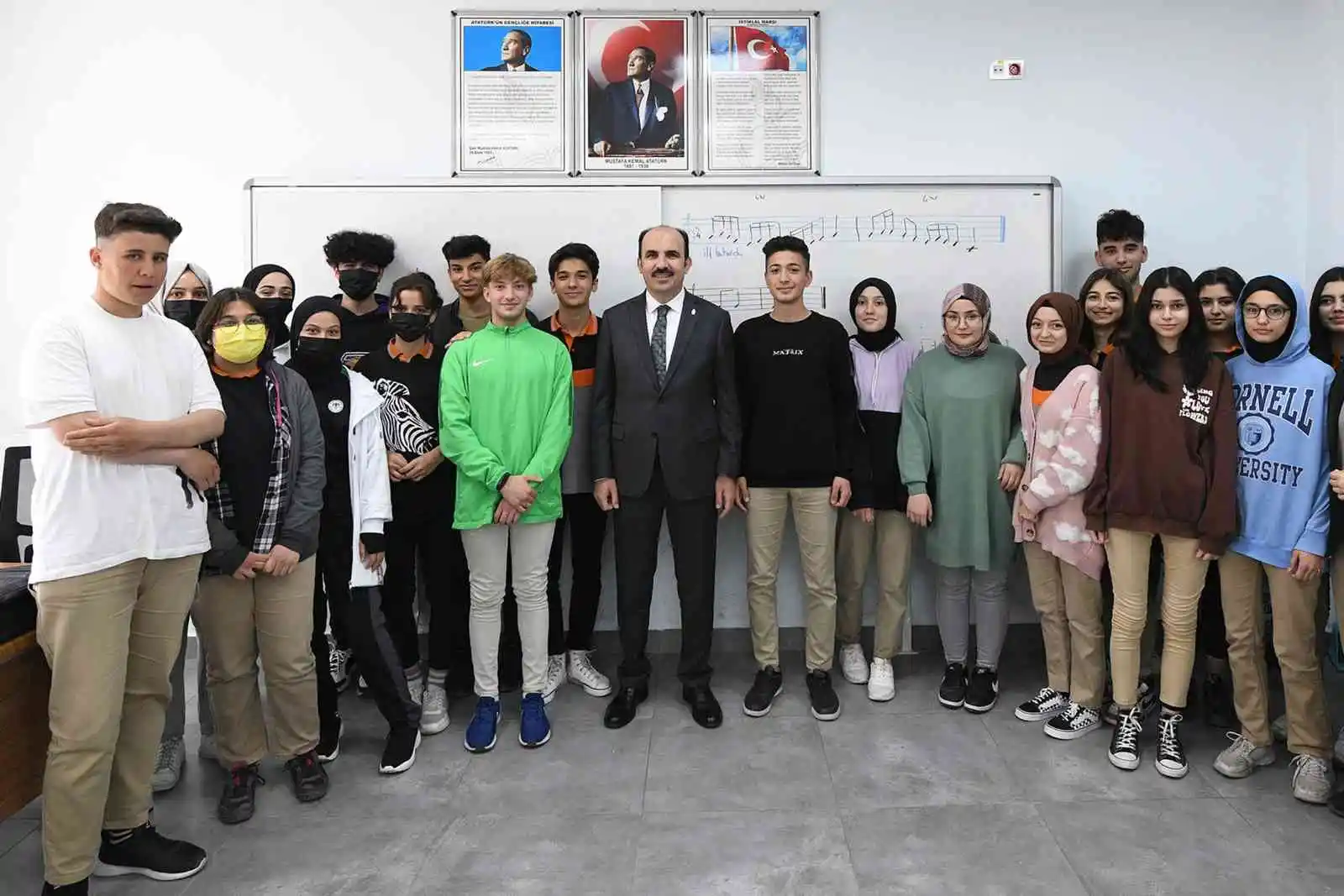 Lise son sınıf öğrencilerine bin 500 liralık desteğin ilk bölümü 15 Kasım'da ödenecek