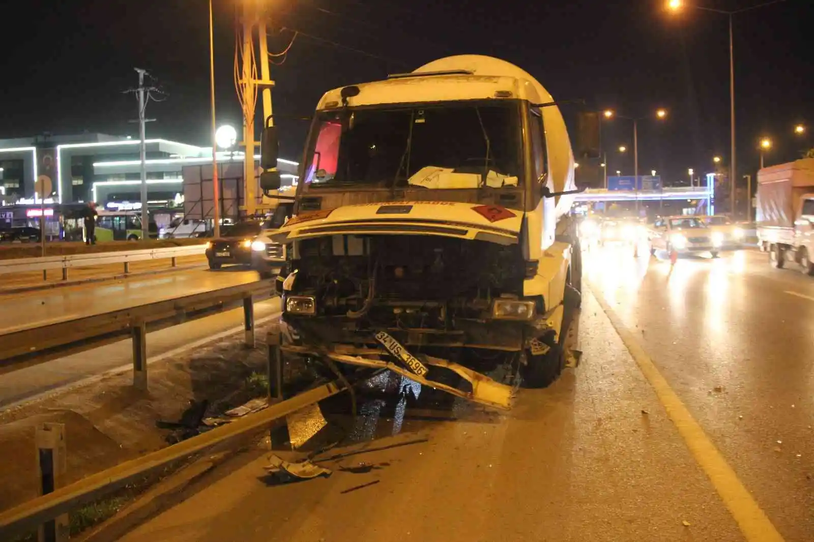 LPG yüklü tanker kaza yaptı, patlamaması faciayı önledi
