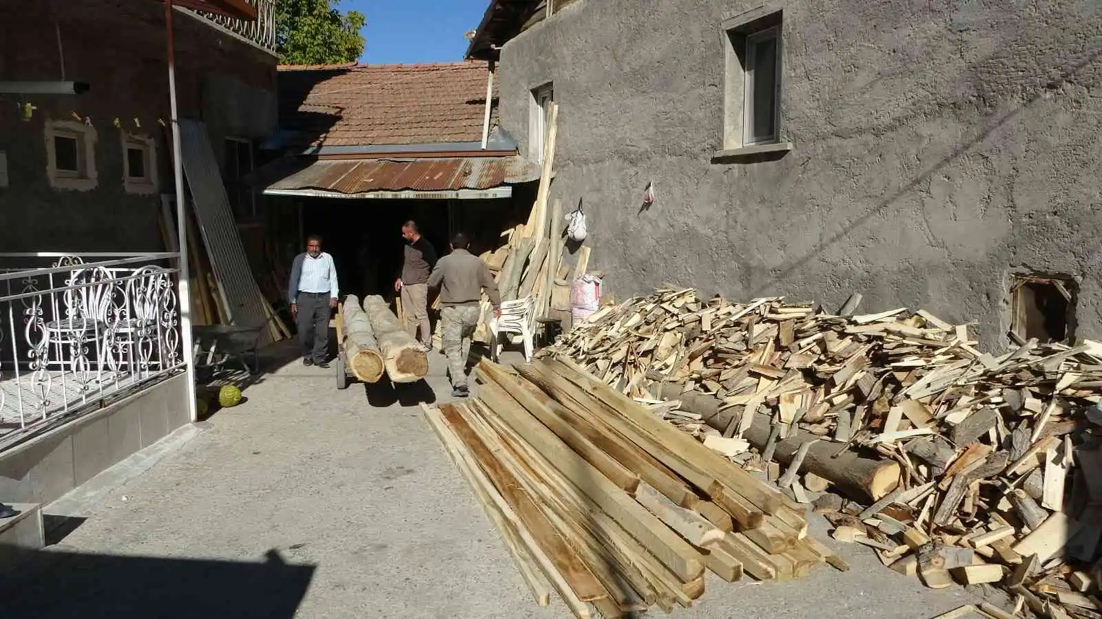 Malatyalı aile üç kuşaktır ağaçlara şekil veriyor